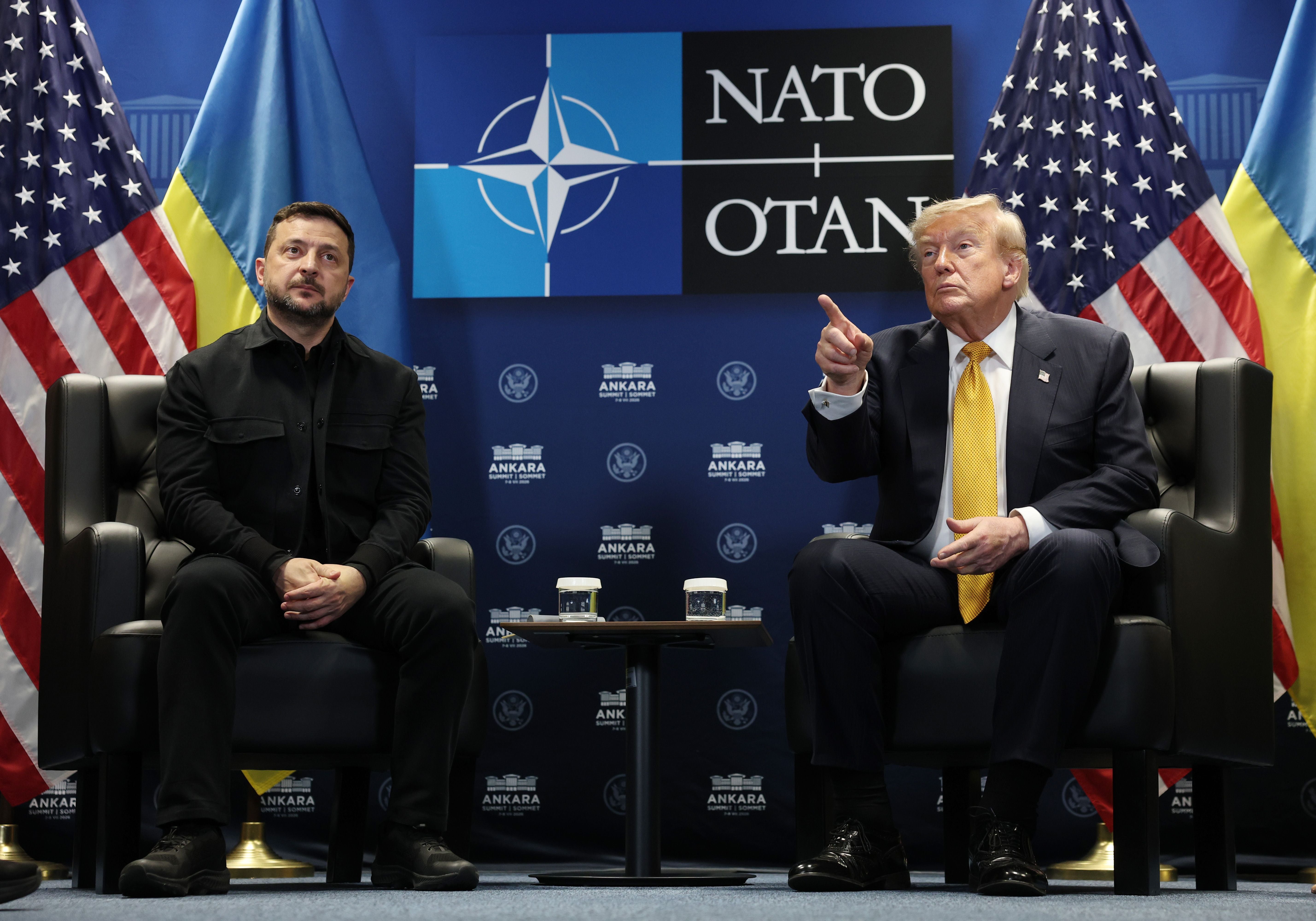 Donald Trump und Wolodymyr Selenskyj sitzen bei einem NATO-Gipfel nebeneinander und sprechen.