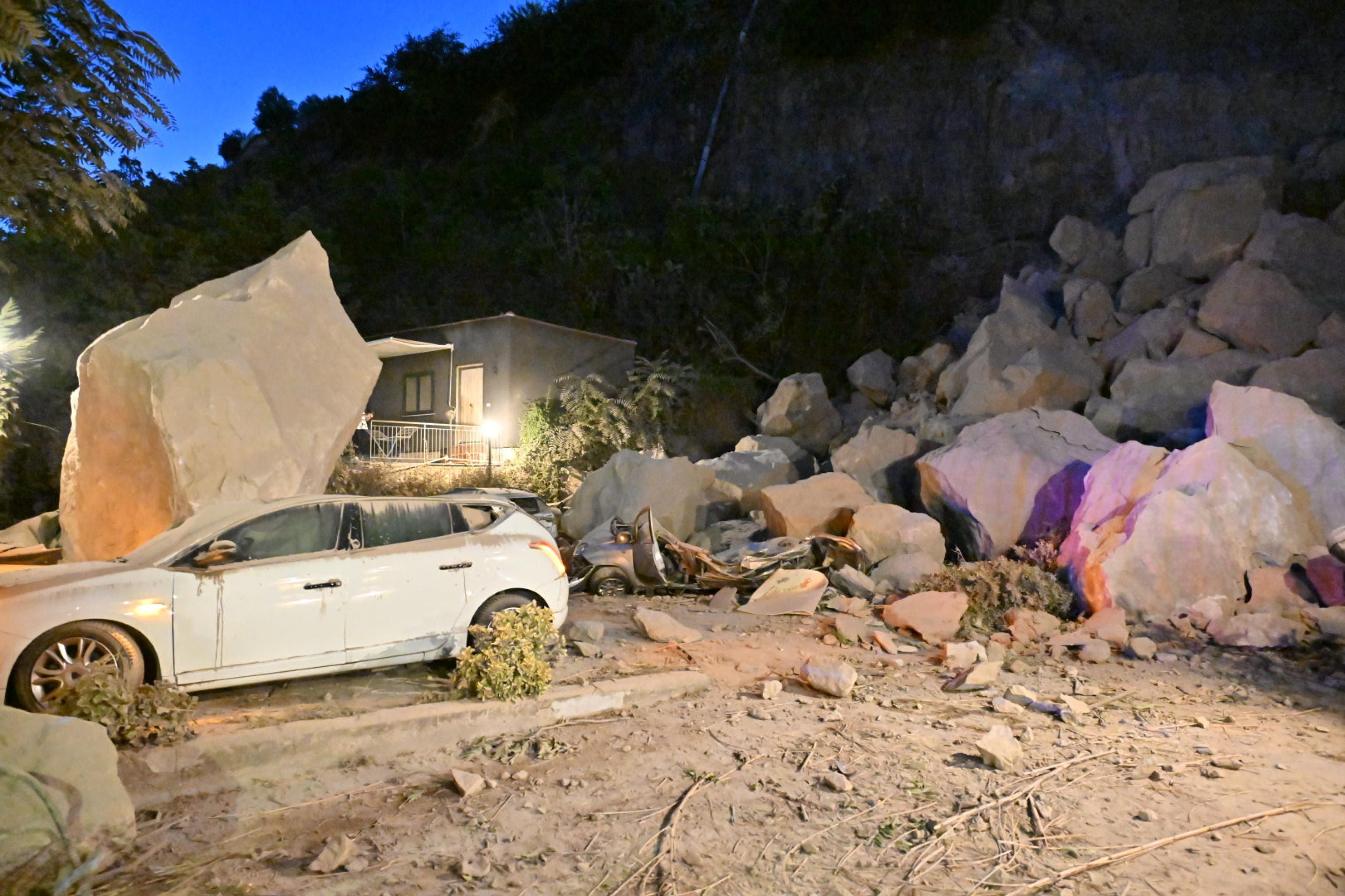 Mehrere Autos liegen unter herabgestürzten Felsbrocken nach einem Erdbeben in Pozzuoli, Italien.