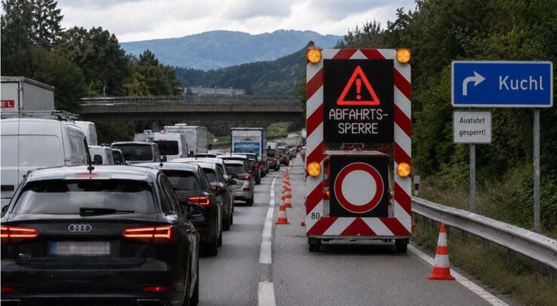Stau auf der Autobahn, Abfahrt Kuchl wegen Abfahrtssperre komplett gesperrt, Warnschild sichtbar.
