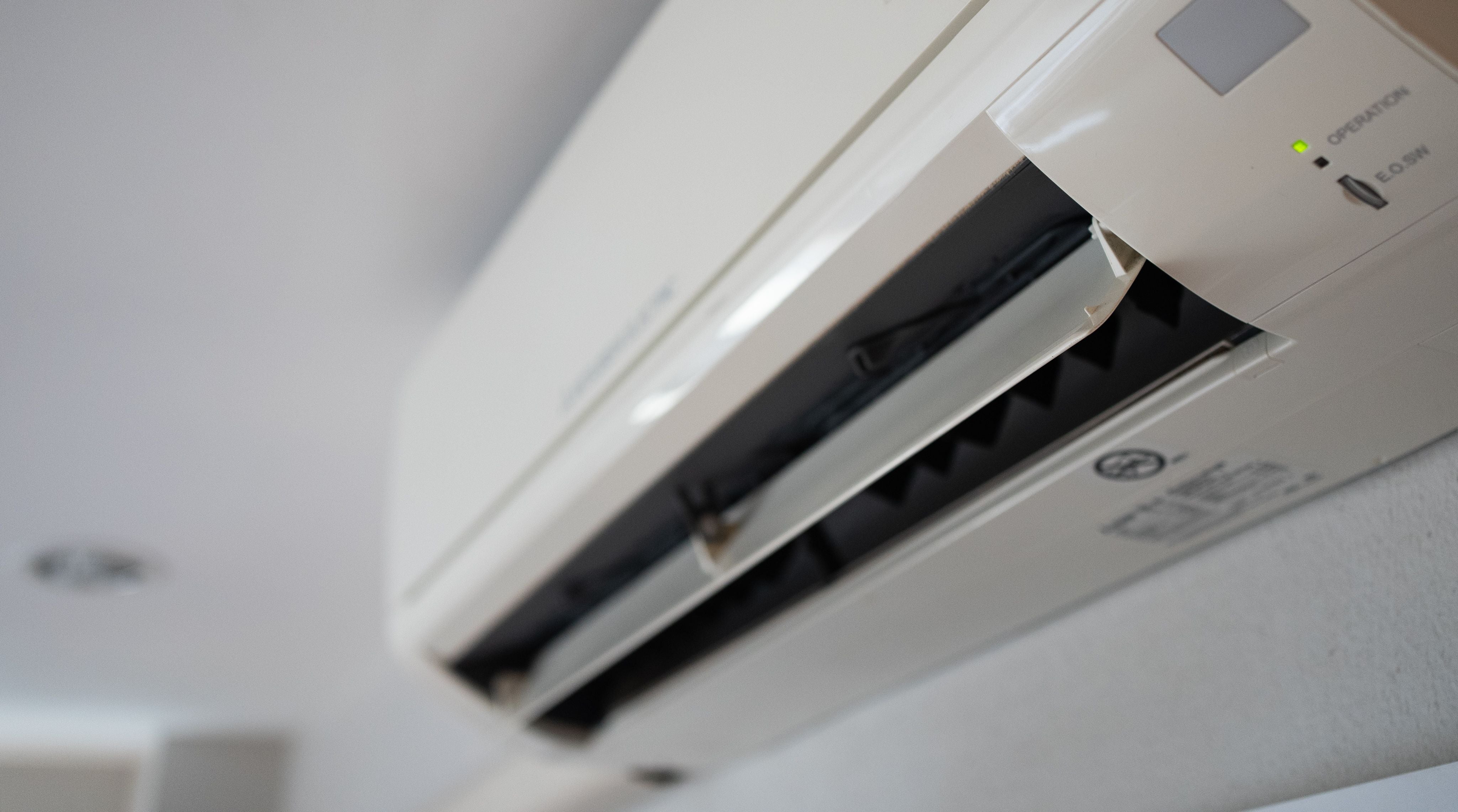 Klimaanlage an der Wand in einem Schlafzimmer installiert.