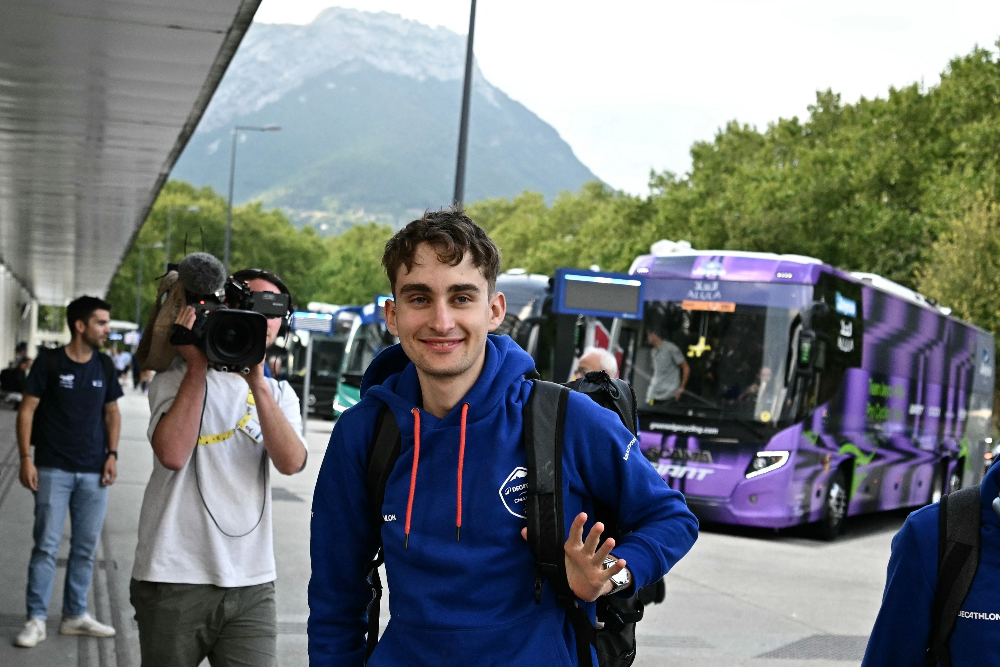 Decathlon CMA CGM Team team's French rider Paul Seixas waves upon arrival at Grenoble train station to board a train bound for Paris after the 20th stage of the 113th edition of the Tour de France cycling race, 170,9 km between Le Bourg-d'Oisans and Alpe d'Huez in the French Alps, in Grenoble, on July 25, 2026. (Photo by Loic VENANCE / AFP)