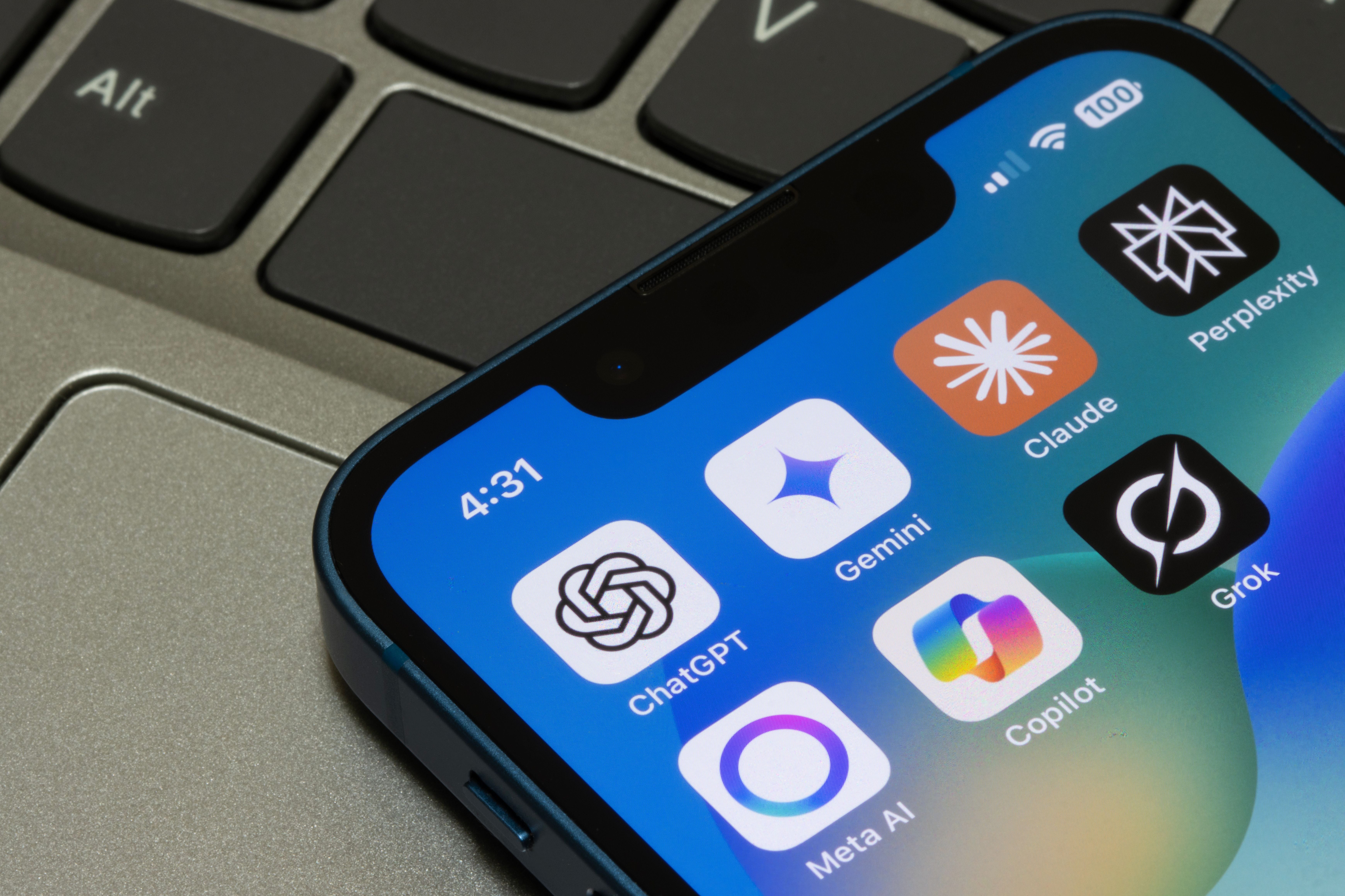 iPhone-Bildschirm mit verschiedenen KI-Apps, darunter ChatGPT, Gemini, Claude und Copilot.