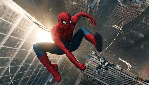 Spider-Man schwingt zwischen Hochhäusern, während eine weitere Figur auf einem Gerüst steht.