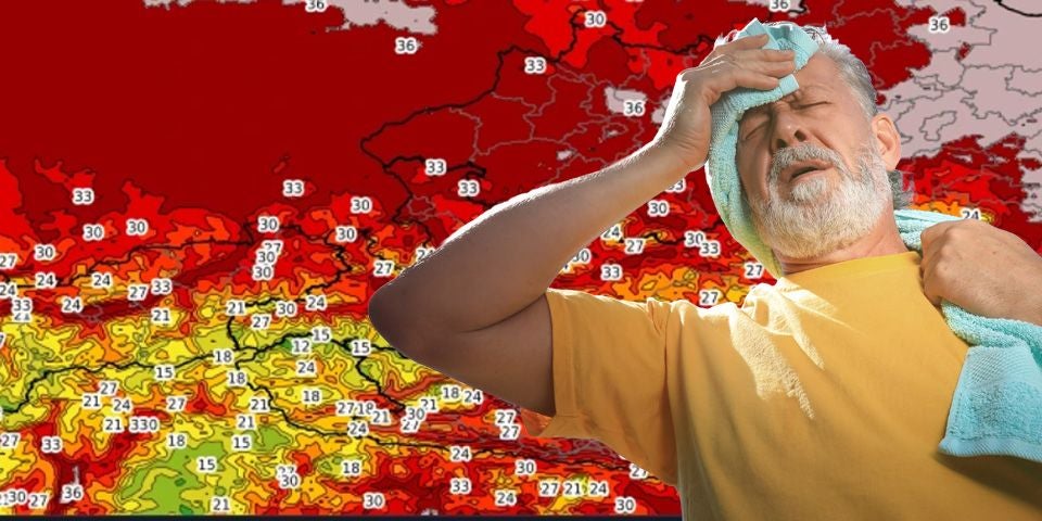 Älterer Mann wischt sich Schweiß ab, im Hintergrund eine Wetterkarte mit hohen Temperaturen.