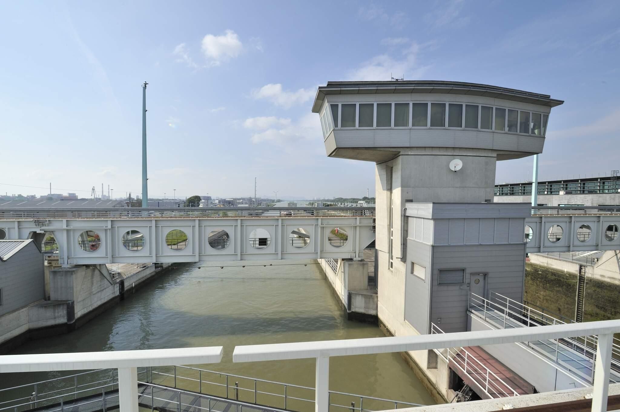 Das Bild zeigt das Donaukraftwerk Freudenau mit Steuerzentrale und Schleusenanlage am Fluss.