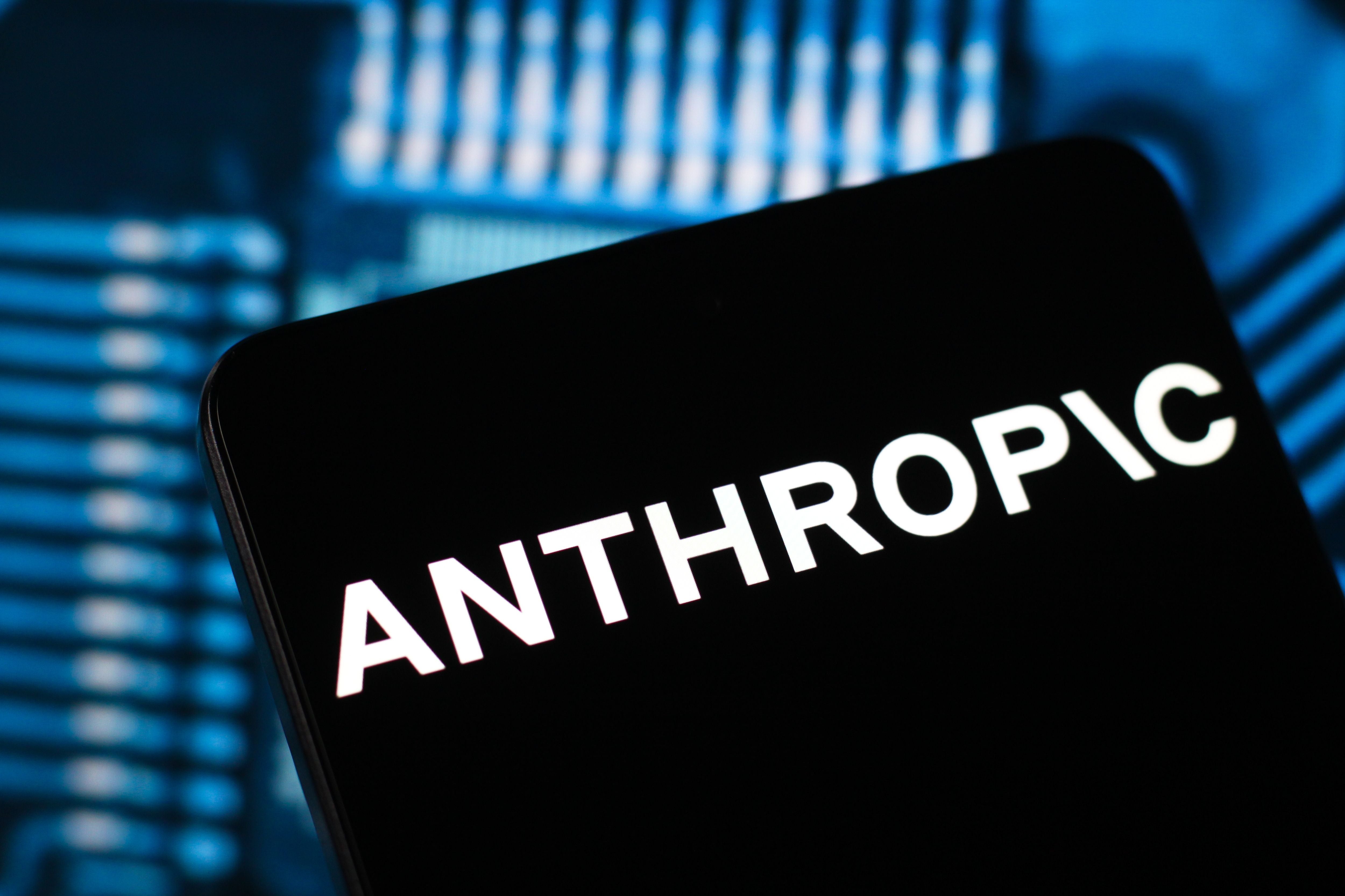 Anthropic-Logo leuchtet auf einem Smartphone, unscharfer blauer Hintergrund mit Technikmuster.