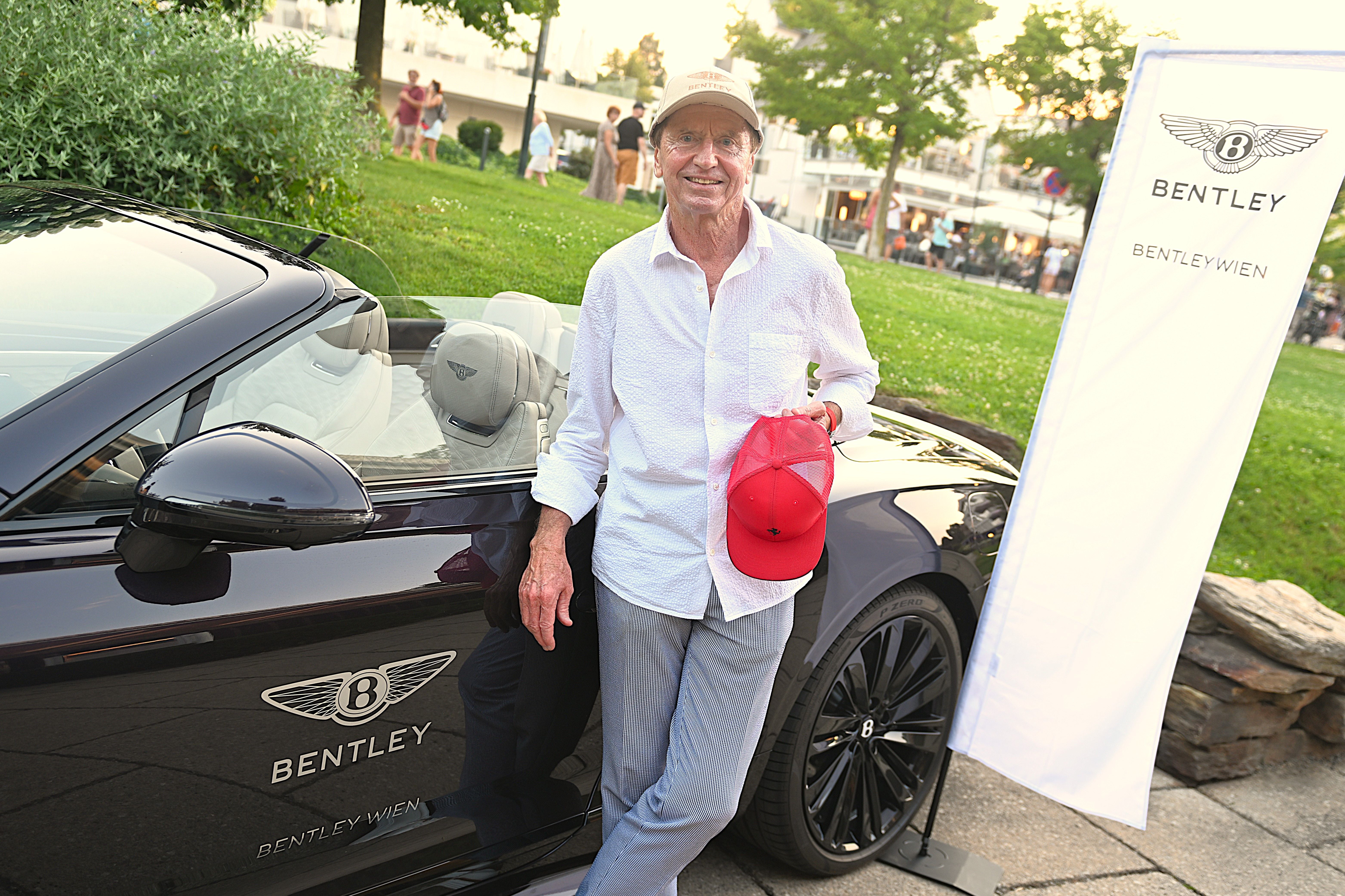 "Mr. Ferrari" Heribert Kasper vor einem Bentley