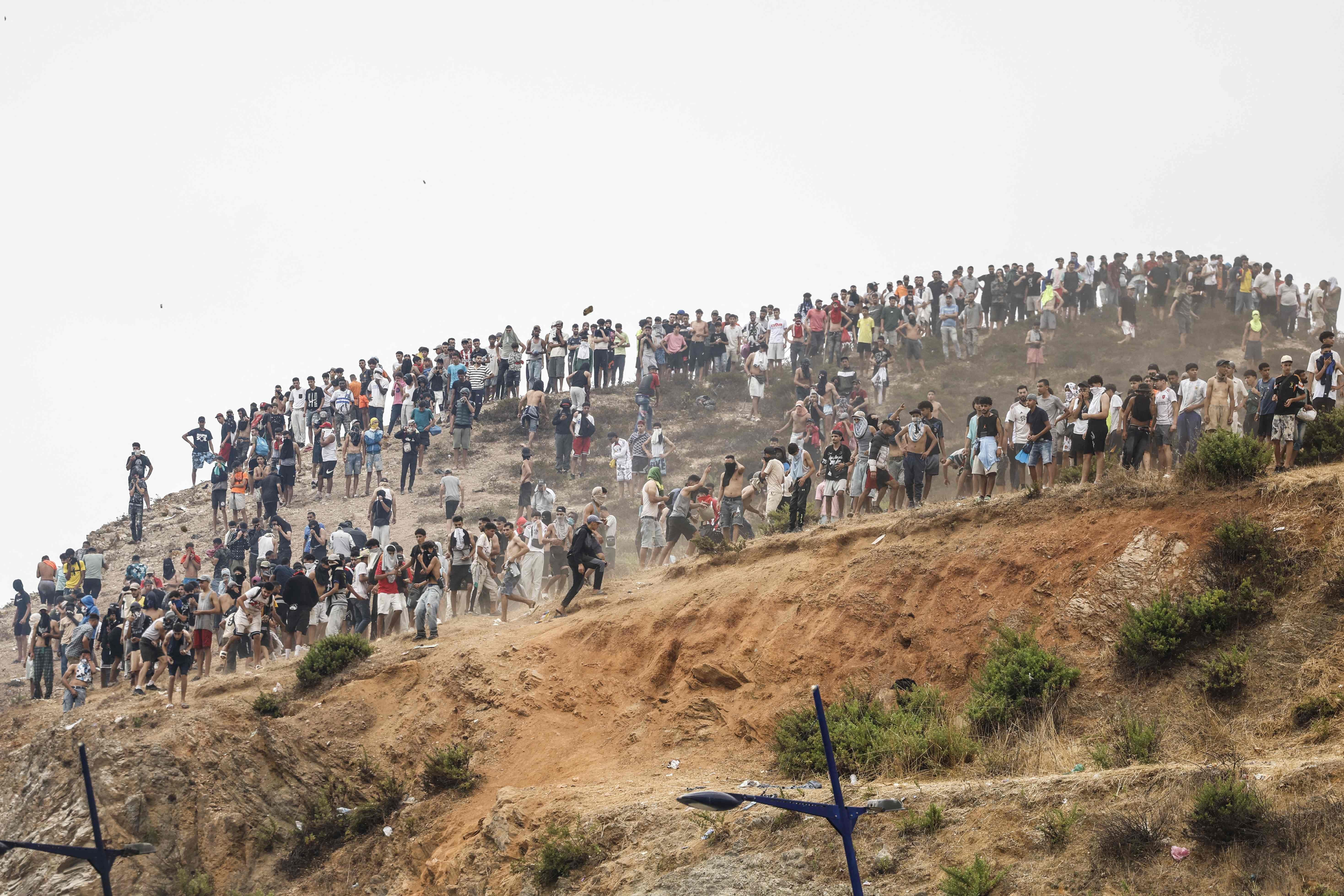 Am Freitag versammelten sich Migranten, die versuchten, in die nordafrikanische, spanische Exklave Ceuta zu gelangen.