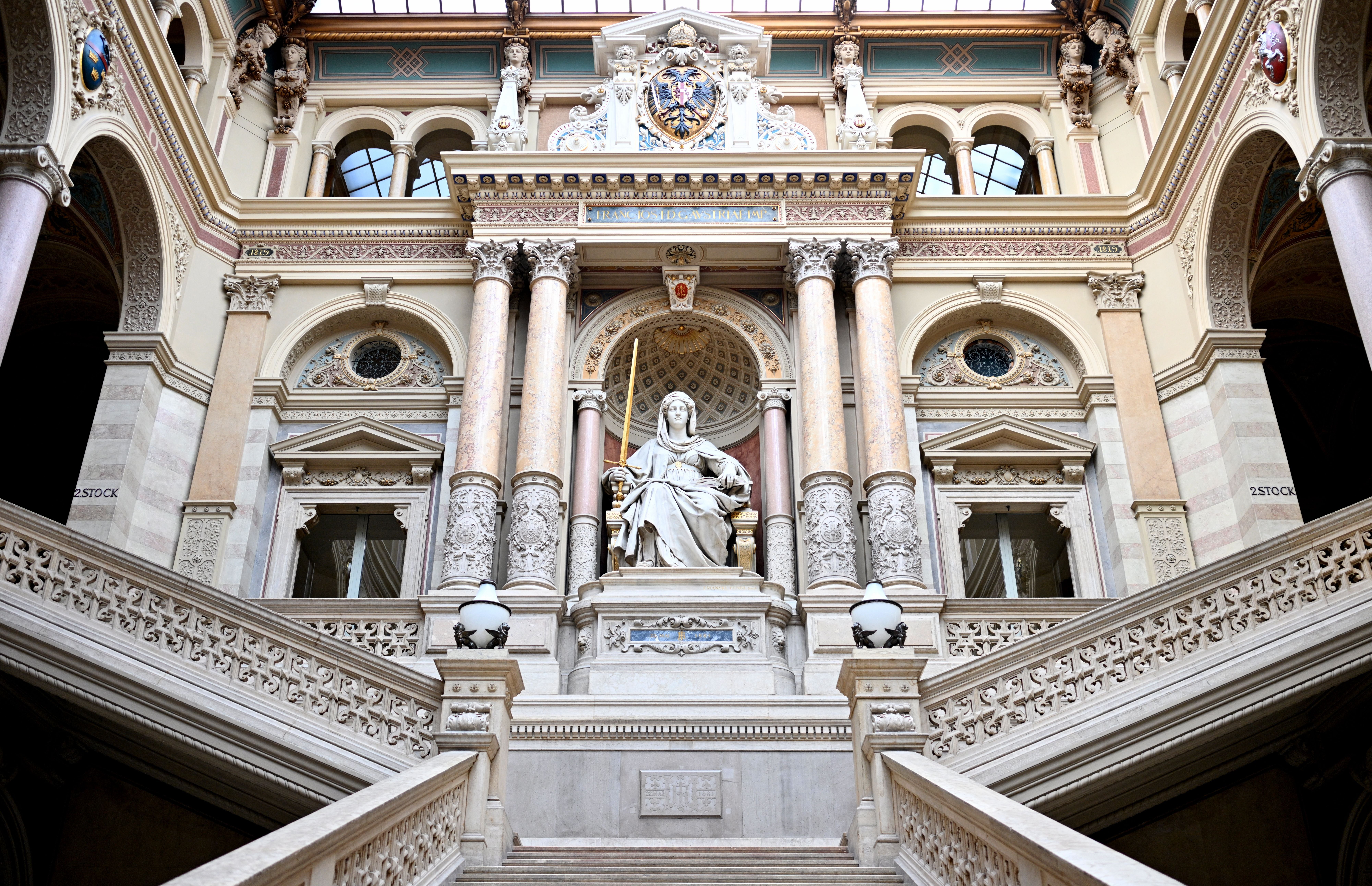 Statue der Justitia mit Schwert in der Eingangshalle des Justizpalasts in Wien.