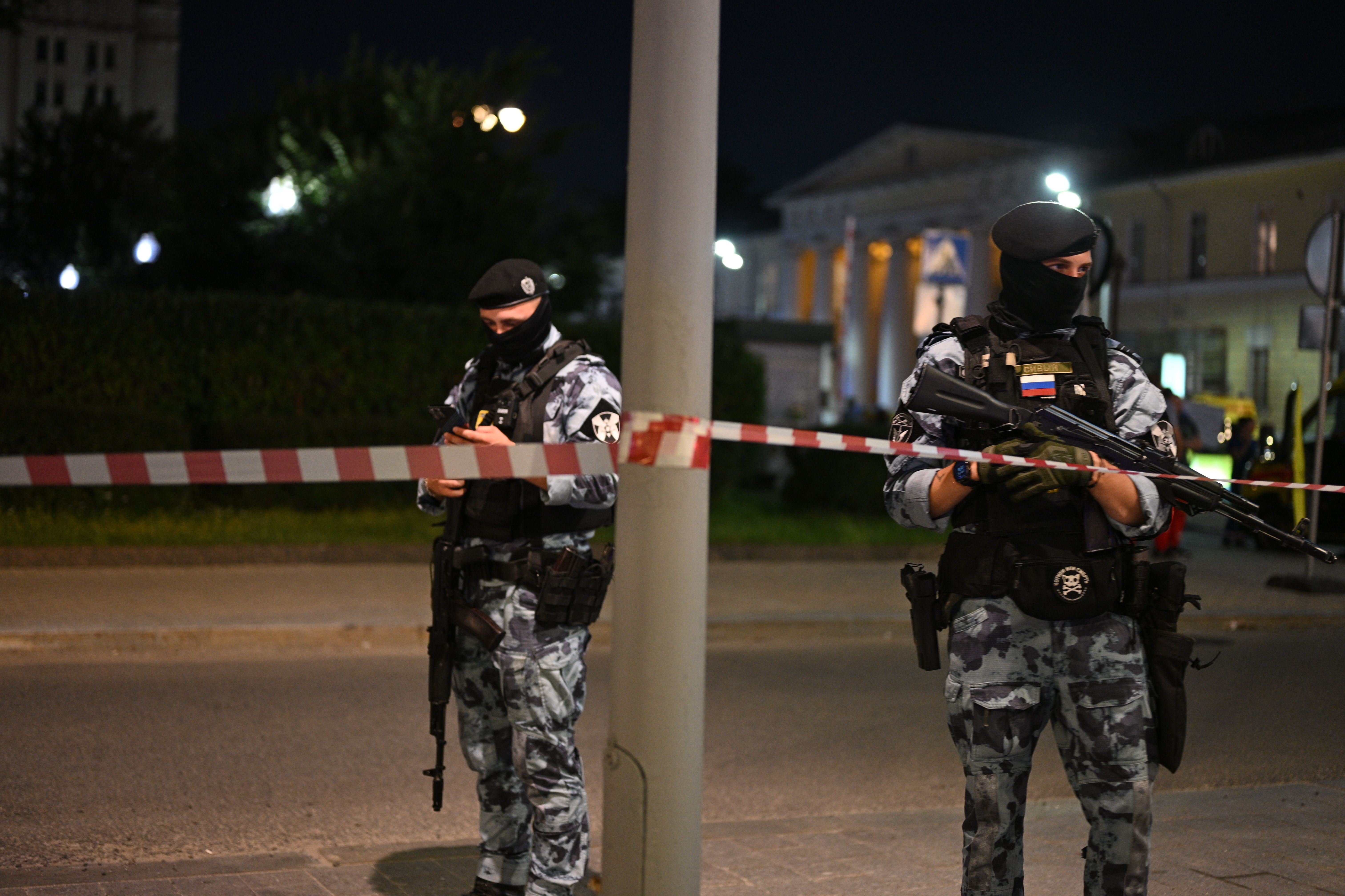 Zwei bewaffnete Polizisten sichern den weiträumig abgesperrten Tatort in Moskau.