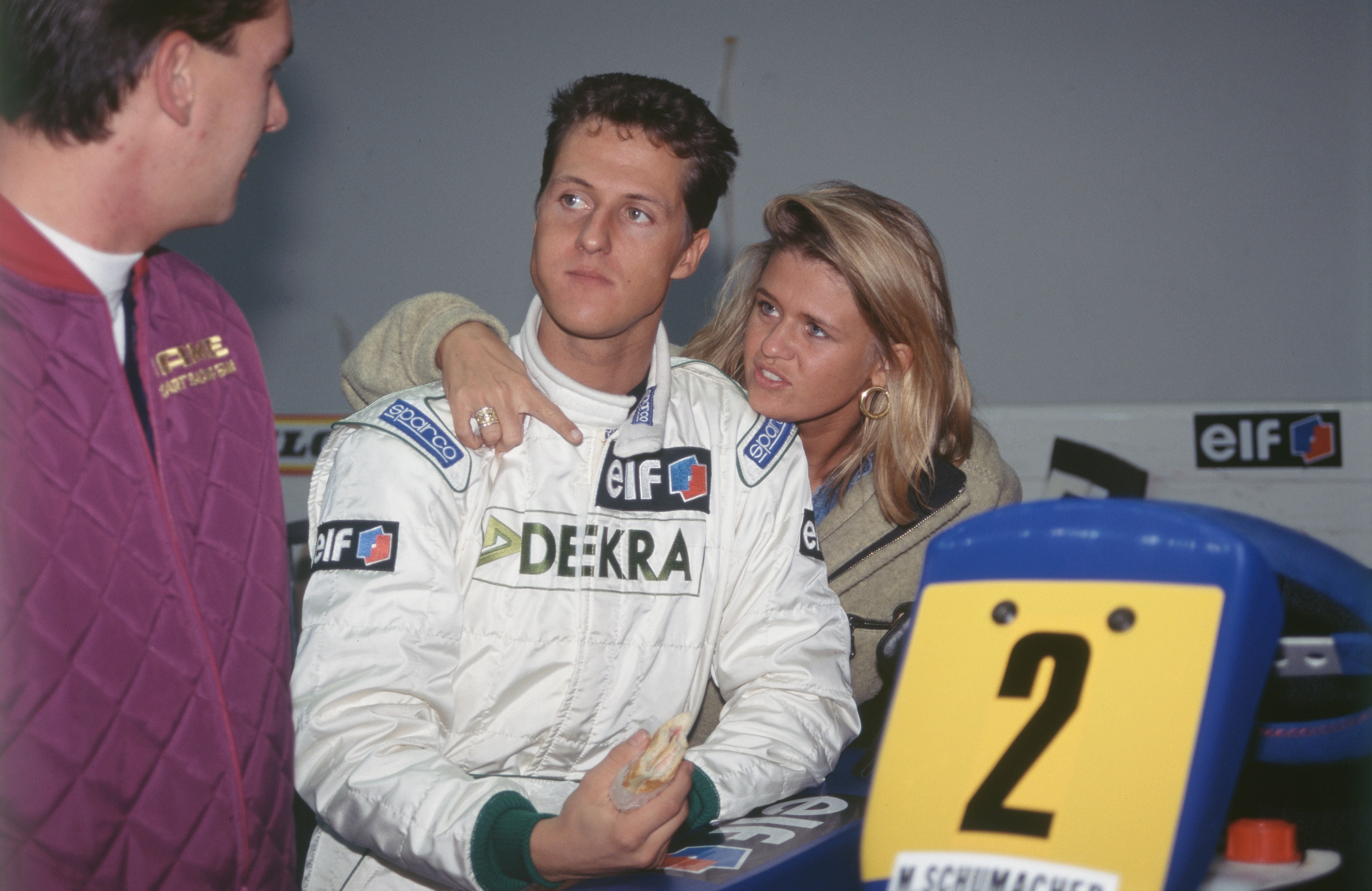 Der deutsche Rennfahrer Michael Schumacher (M) mit seiner späteren Ehefrau Corinna (geborene Betsch).