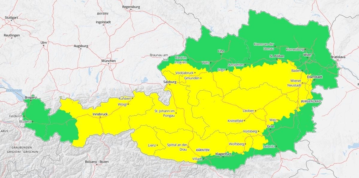 Wetterkarte von Österreich mit gelben und grünen Warnzonen für Gewitter.