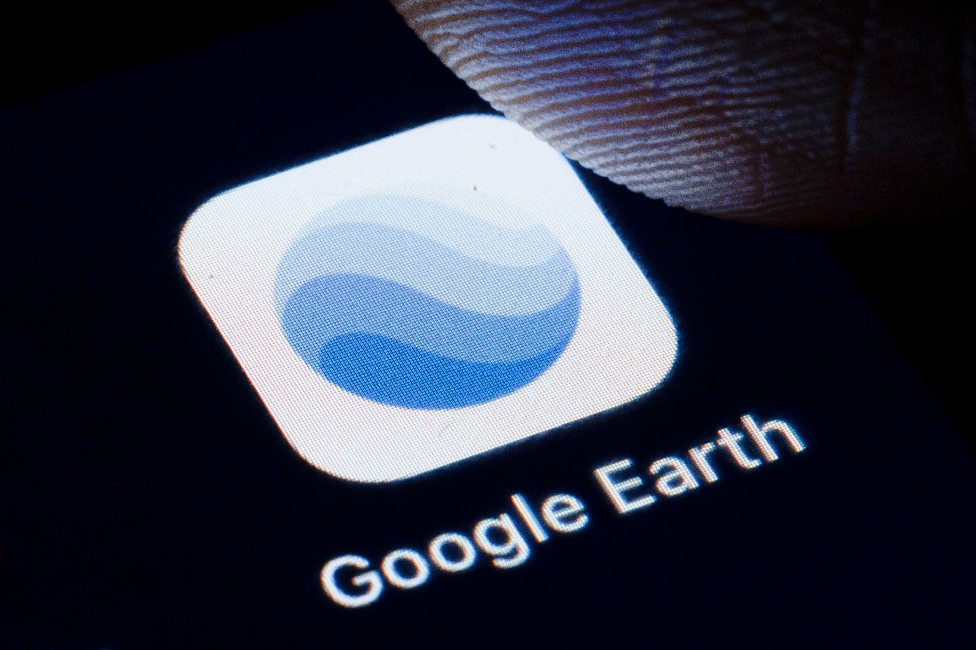 Das Google Earth Logo wird auf einem Smartphone-Bildschirm angezeigt.
