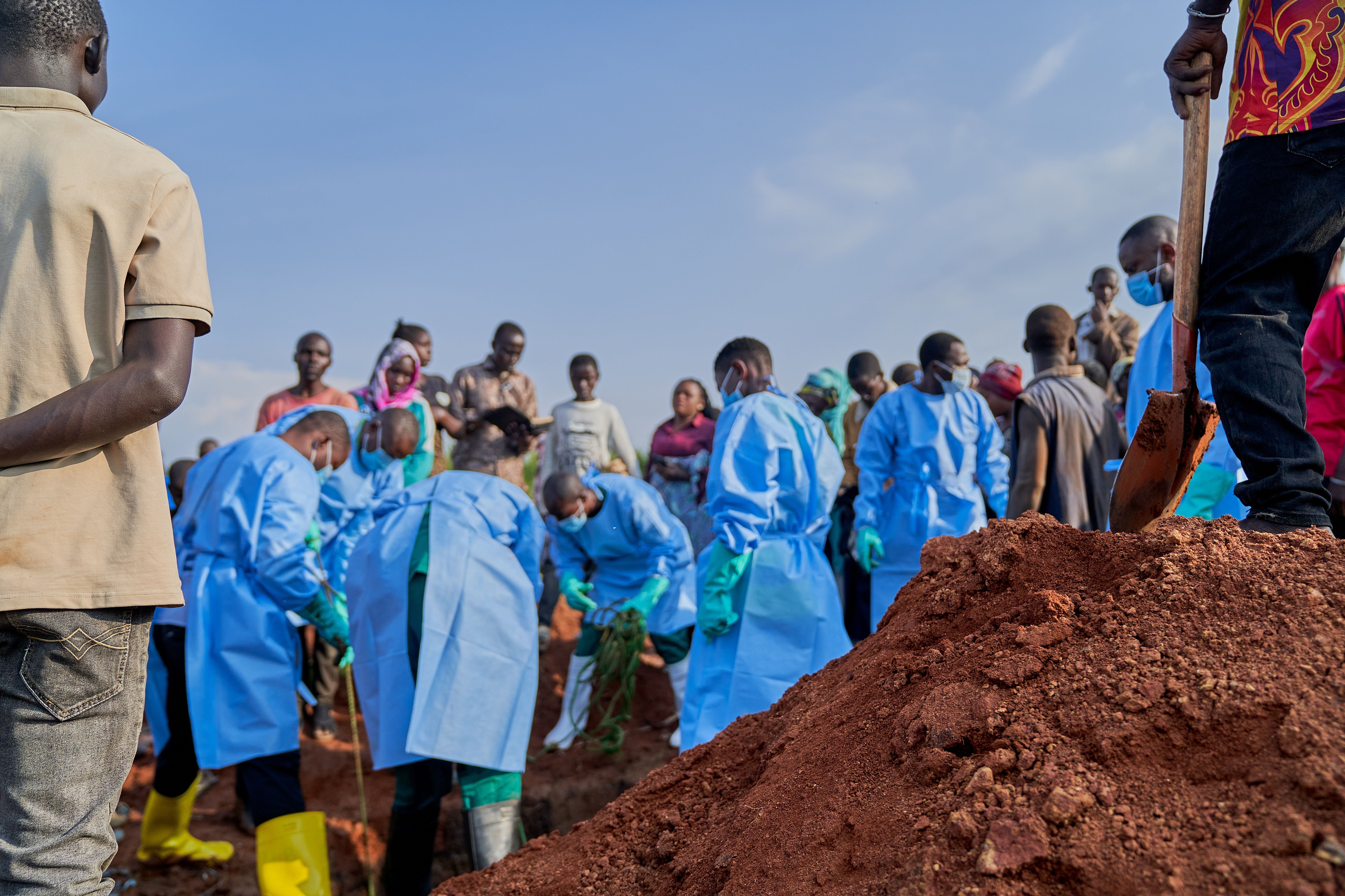 Menschen in Schutzkleidung beerdigen ein Ebola-Opfer in Bunia, Demokratische Republik Kongo.