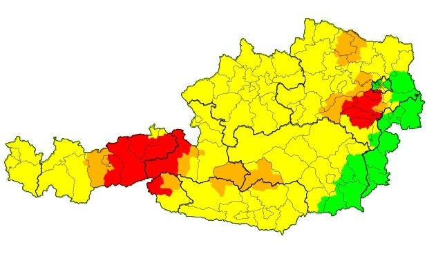 Karte von Österreich mit farblichen Unwetterwarnungen in Rot, Gelb, Orange und Grün.