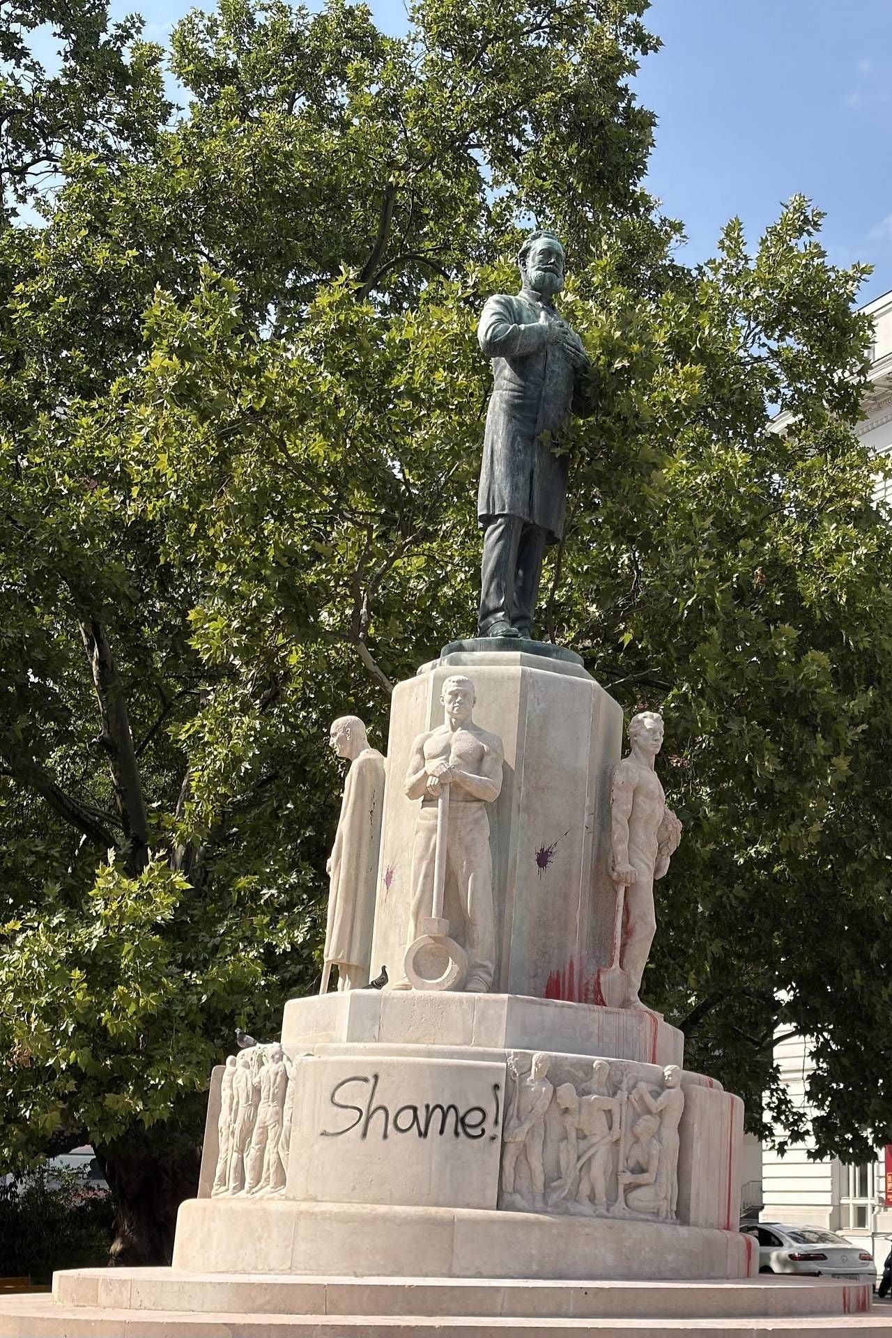 Lueger-Denkmal in Wien mit dem Schriftzug "Shame!" und Farbspuren beschmiert.