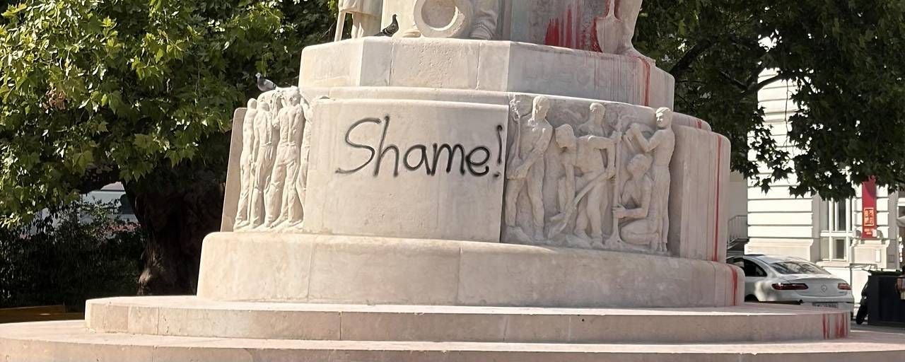 Sockel des Lueger-Denkmals mit der Aufschrift "Shame!" in schwarzer Farbe besprüht.