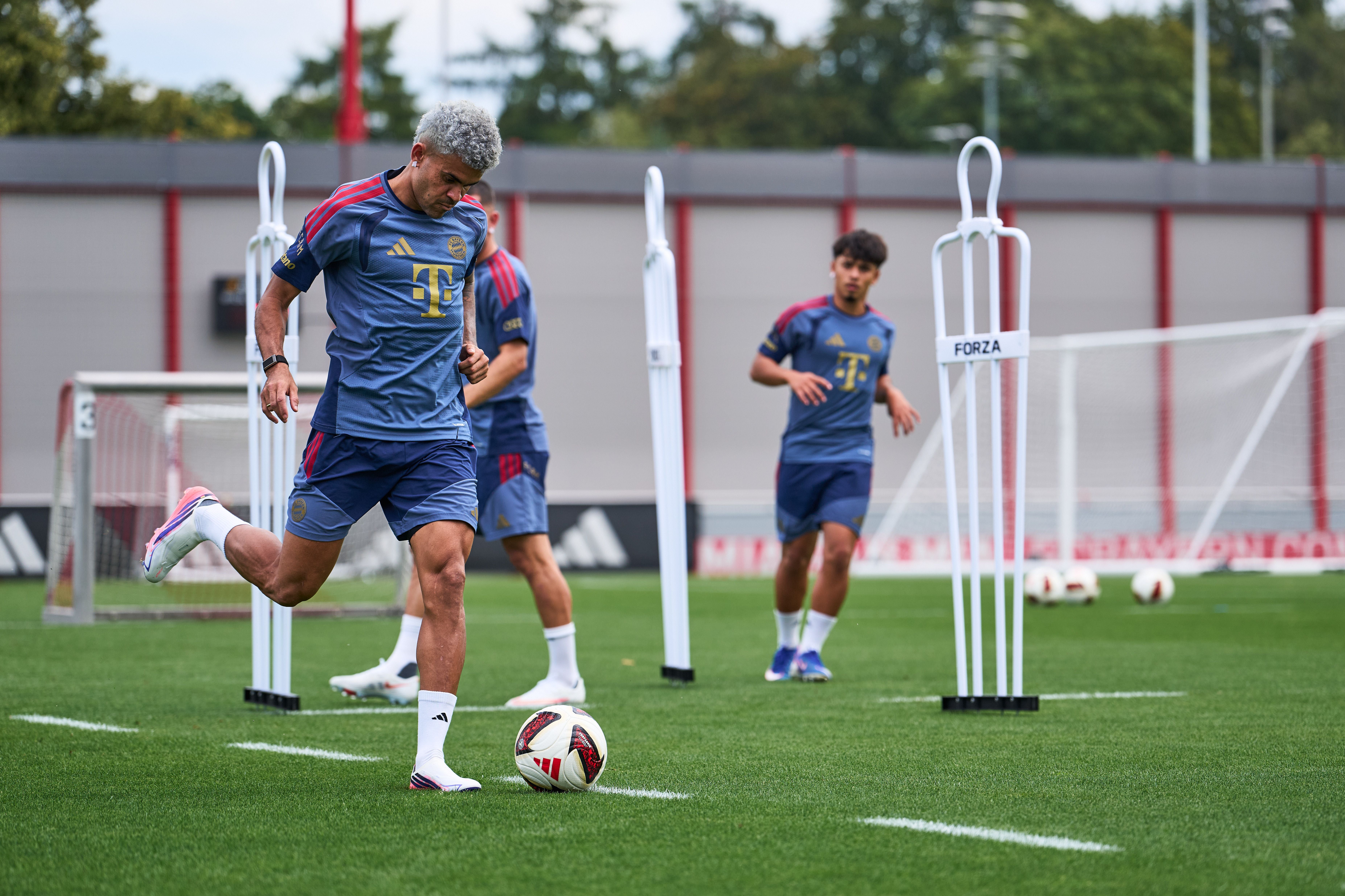 Bayern-Star Luis Díaz bei einer Trainingseinheit des FC Bayern München.