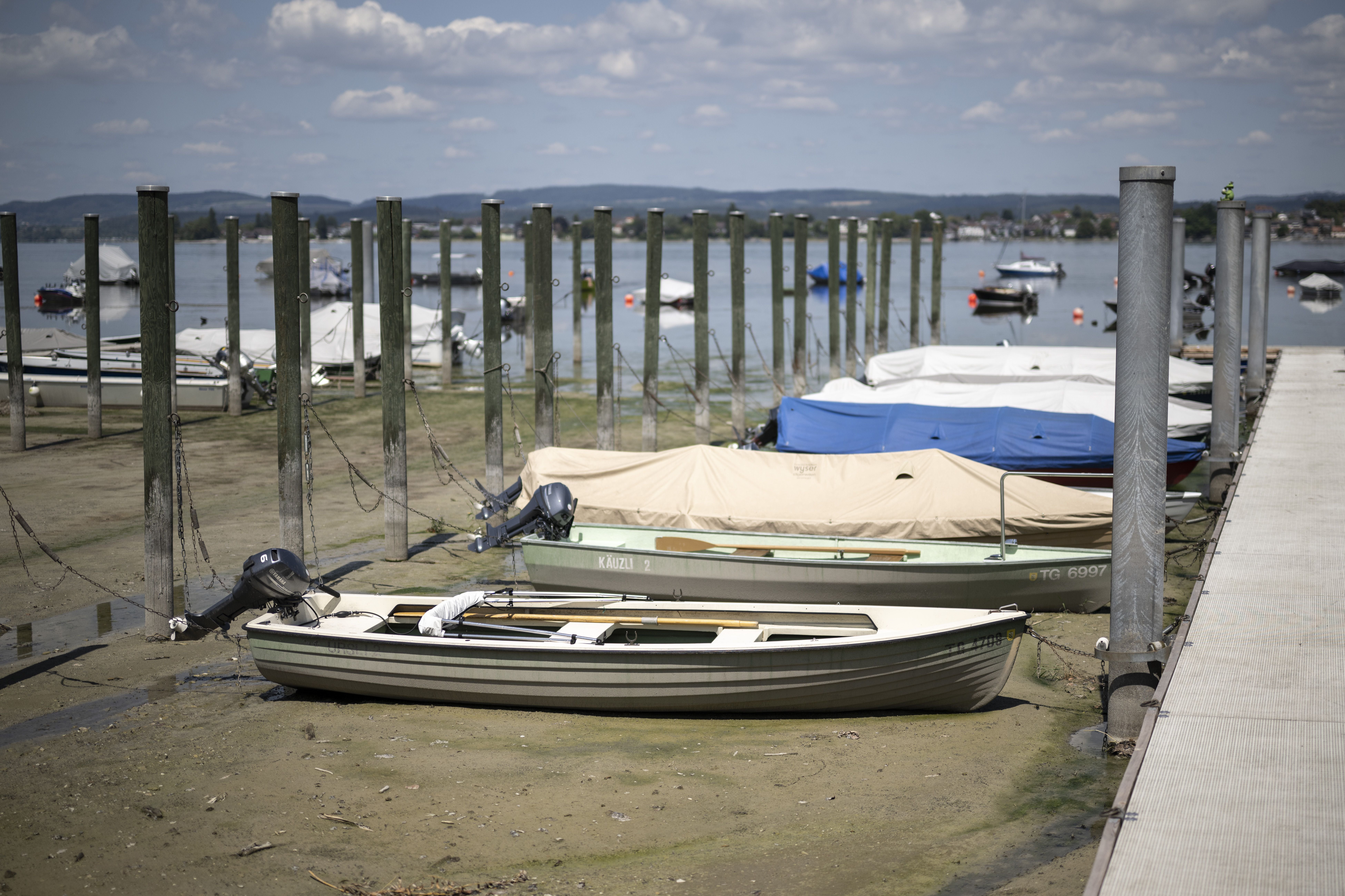 Boote liegen bei niedrigem Wasserstand auf trockenem Boden im Hafen von Mannenbach-Salenstein.