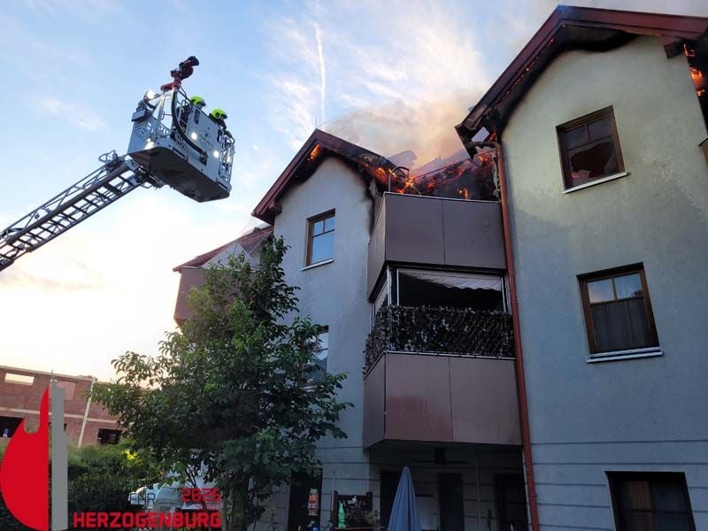 Über die Leiter versucht man den Brand zu löschen.