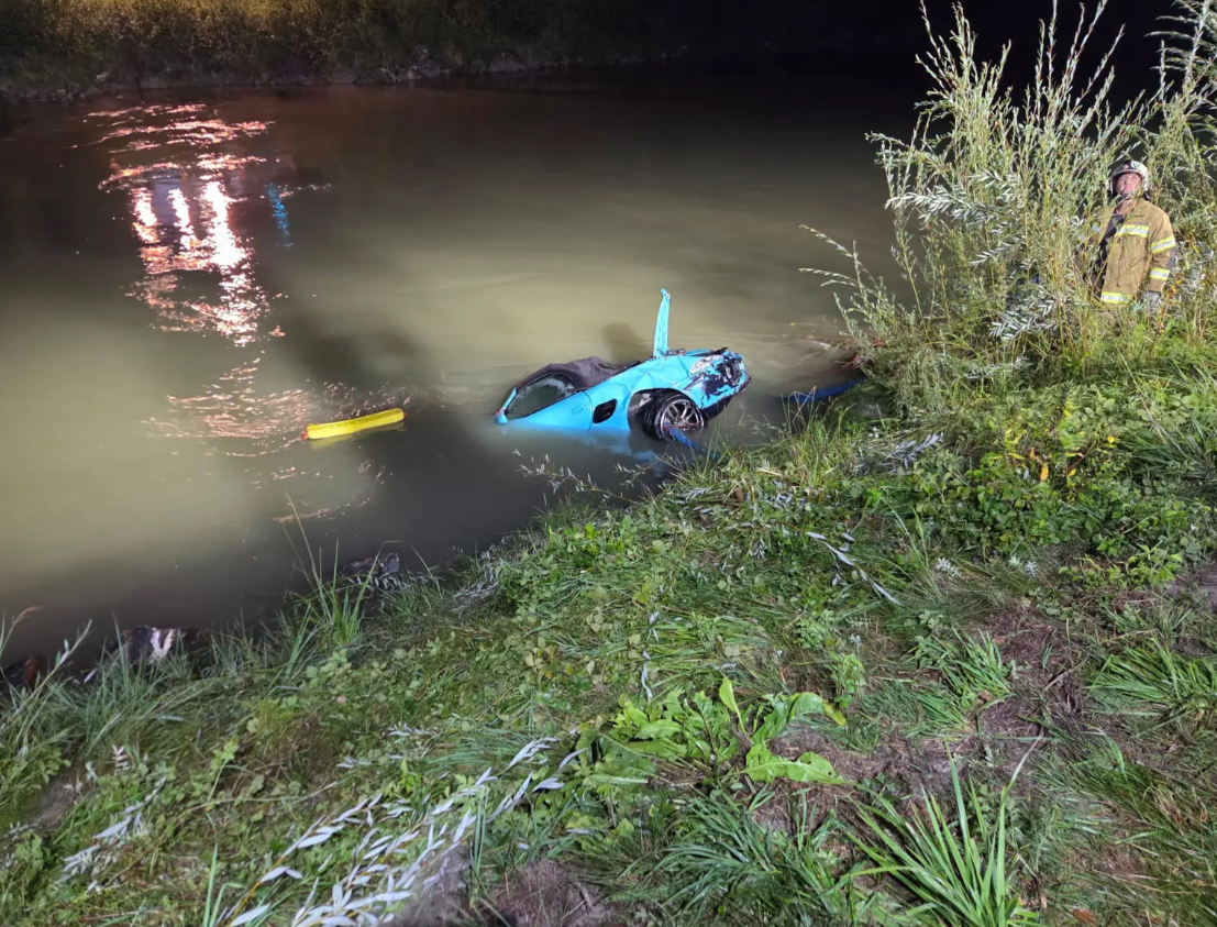 Das Auto landete im Wasser.