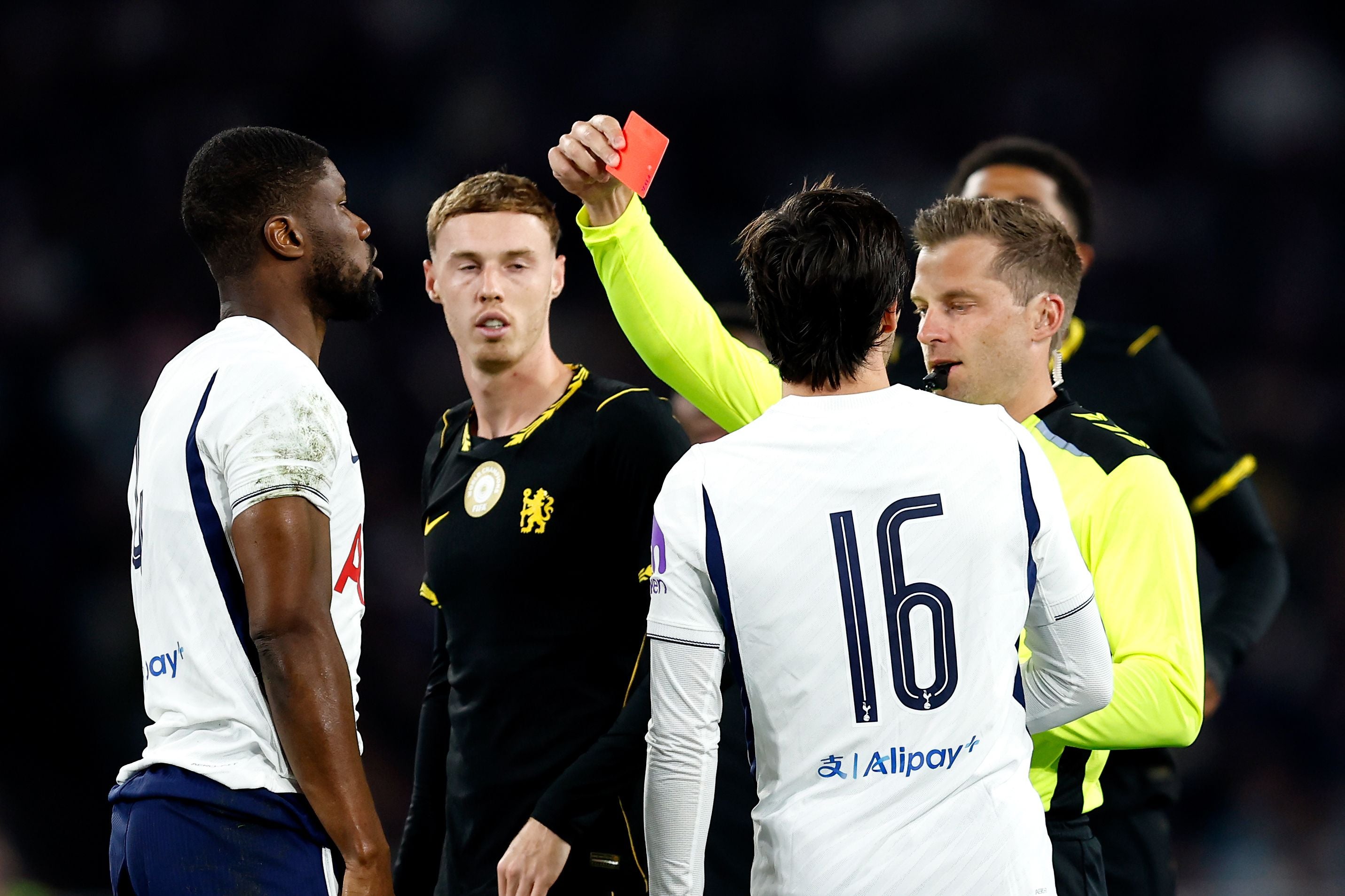 Schiedsrichter zeigt einem Tottenham-Spieler bei einem Fußballspiel die rote Karte.