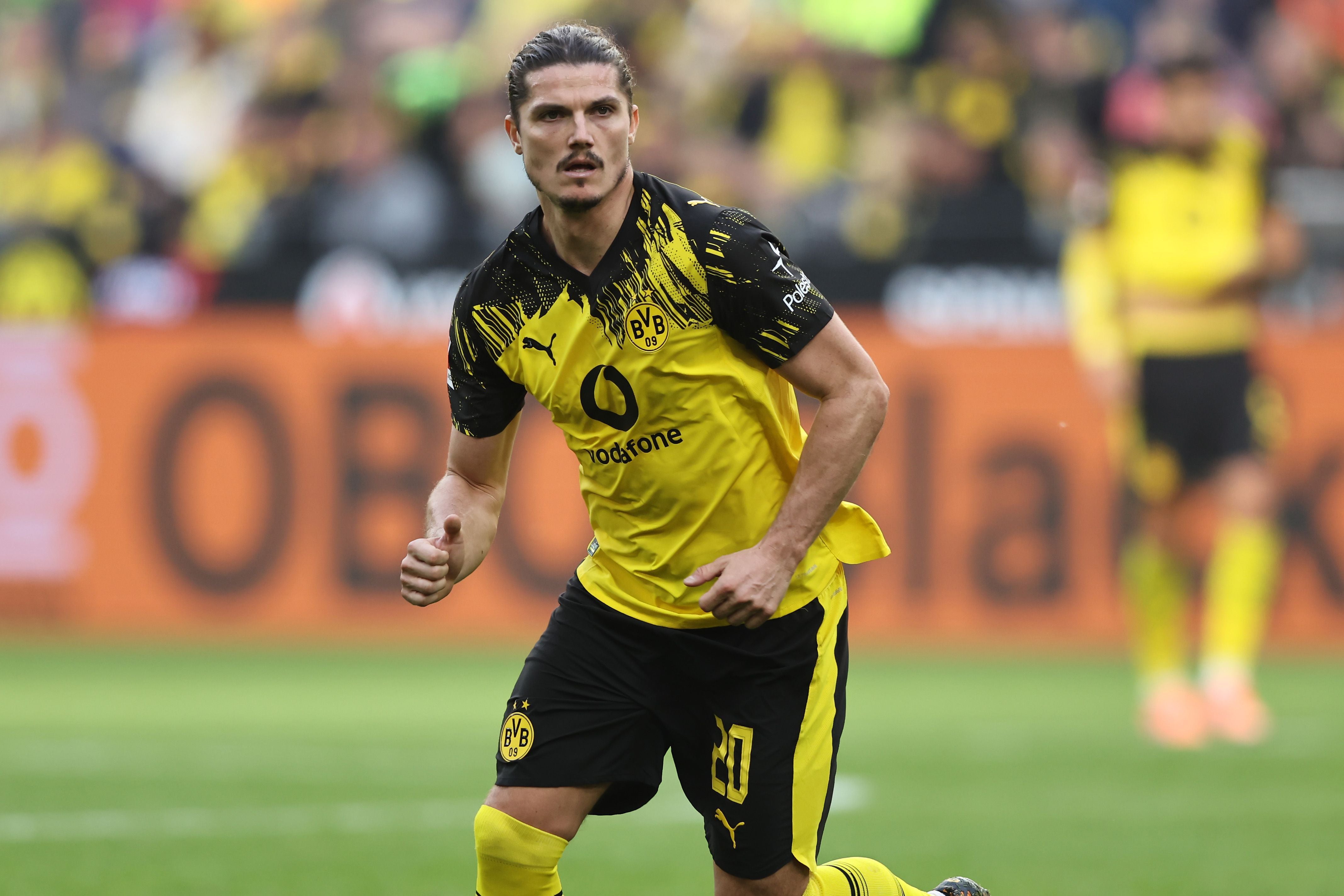Ein Fußballspieler von Borussia Dortmund läuft während eines Spiels auf dem Rasen.
