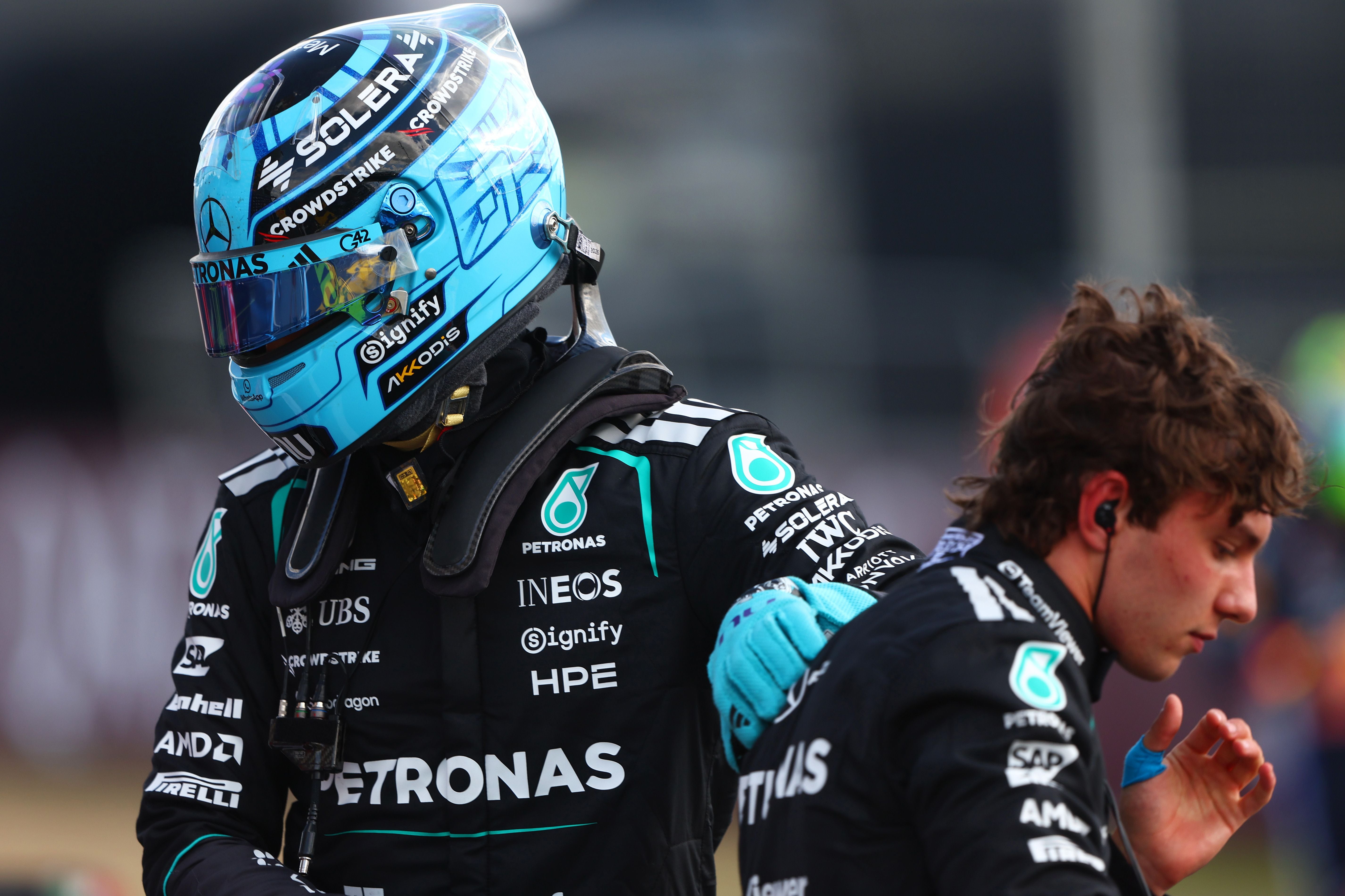 Zwei Mercedes F1-Fahrer gratulieren sich nach dem Qualifying am Silverstone Circuit.
