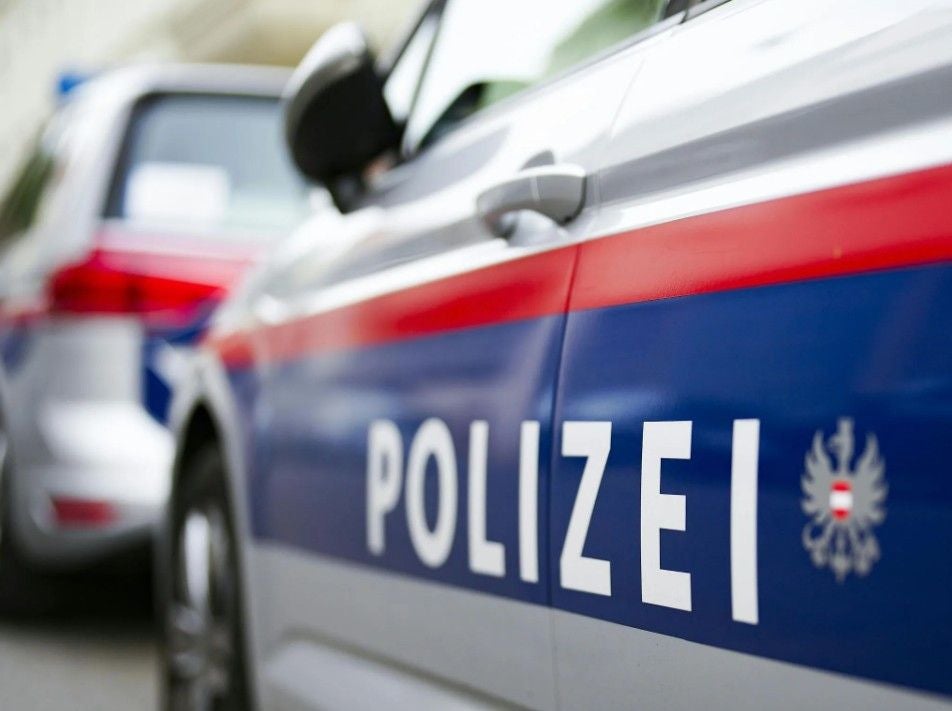 Zwei österreichische Polizeiautos mit gut sichtlichem POLIZEI-Schriftzug seitlich.