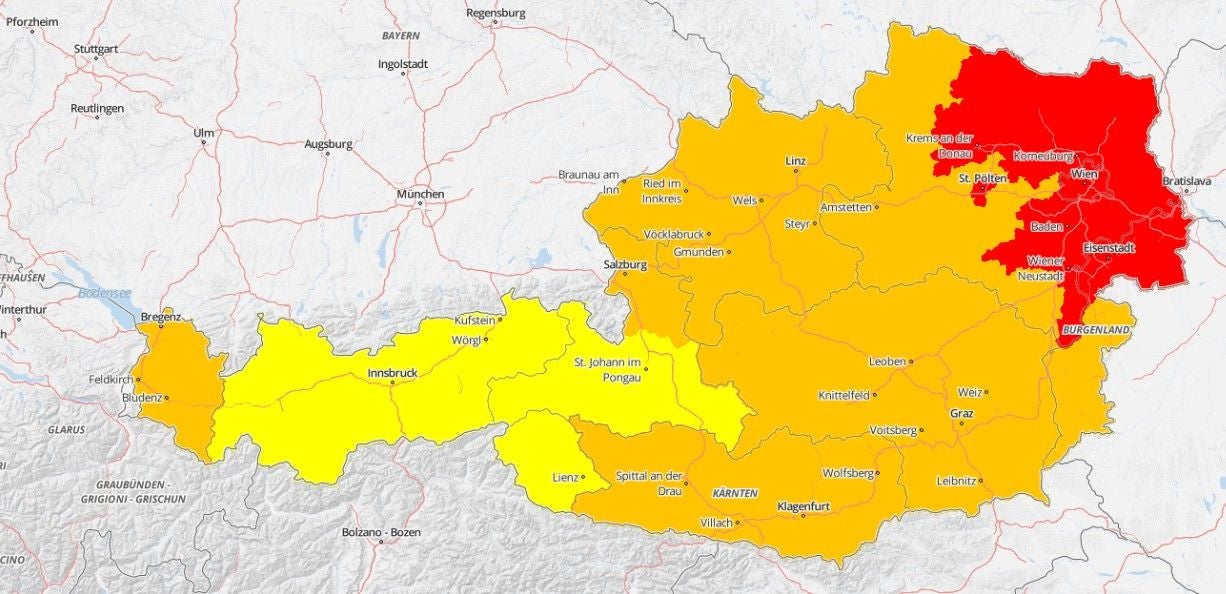 Karte von Österreich mit farbigen Hitzewarnungen, Osten in Rot, Westen in Gelb und Orange.