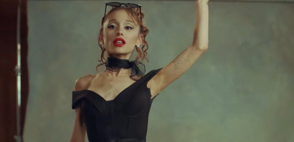 Ariana Grande in ihrem neuen Musikvideo "Petal" (auf Deutsch: „Blütenblatt“)