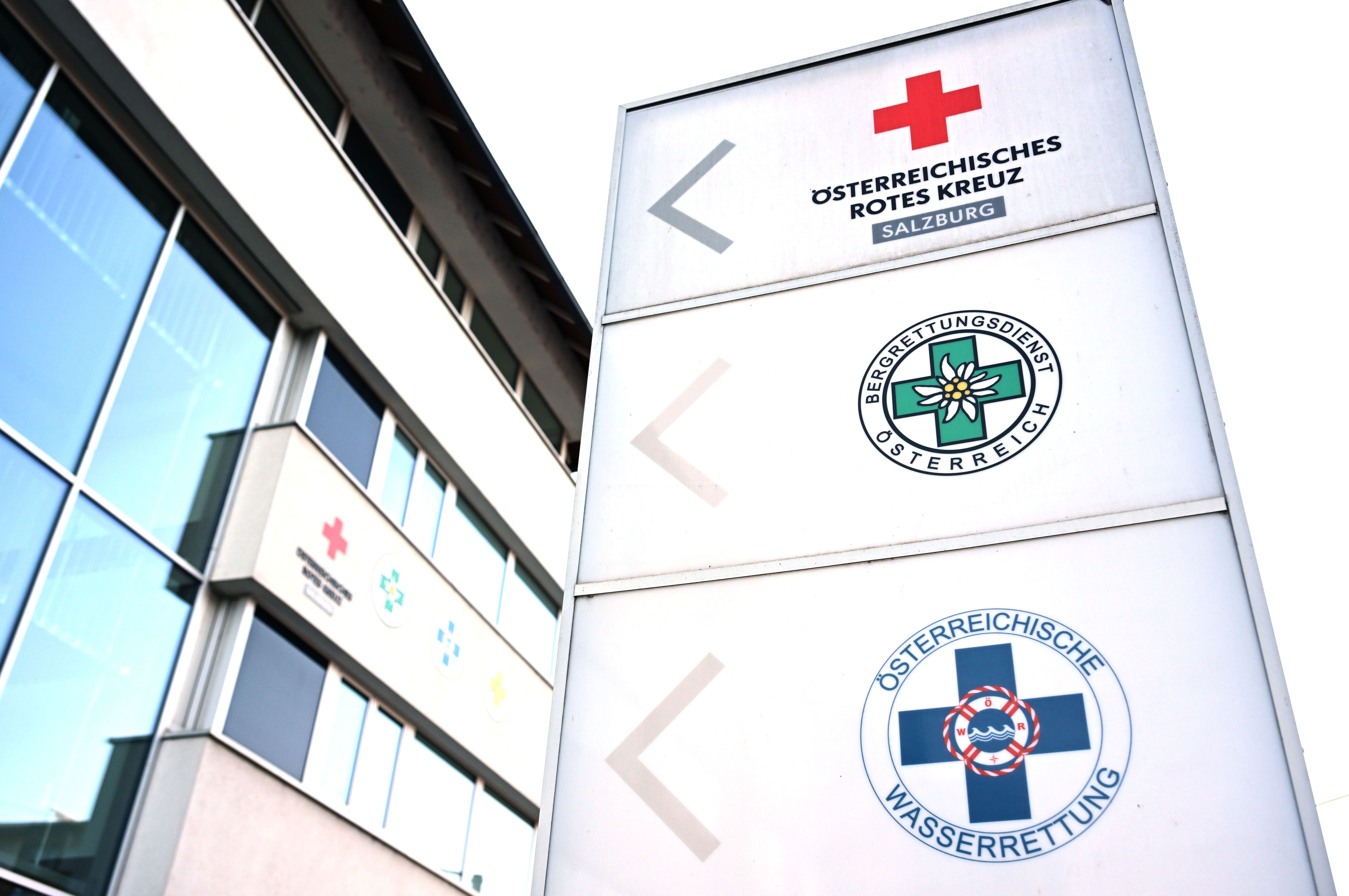 Logos der Österreichischen Hilfsorganisationen Rotes Kreuz, Bergrettung, Wasserrettung, aufgenommen in Salzburg