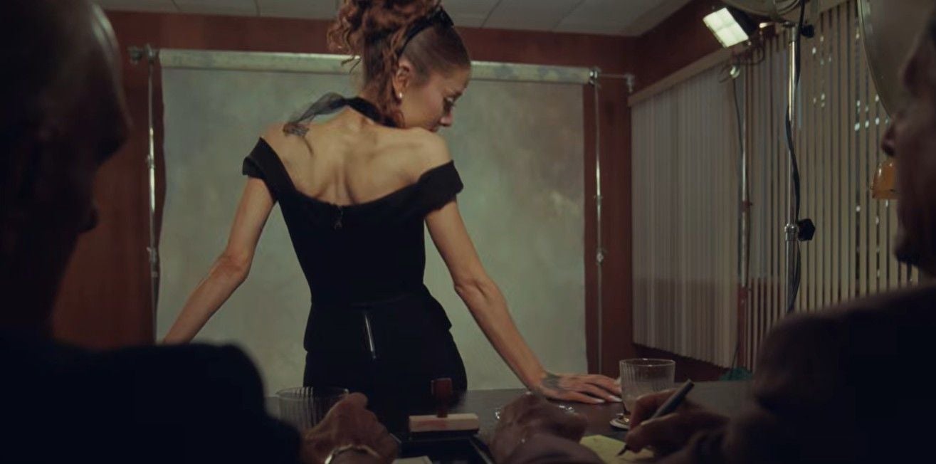 Ariana Grande im neuen Musikvideo vor einer Jury.
