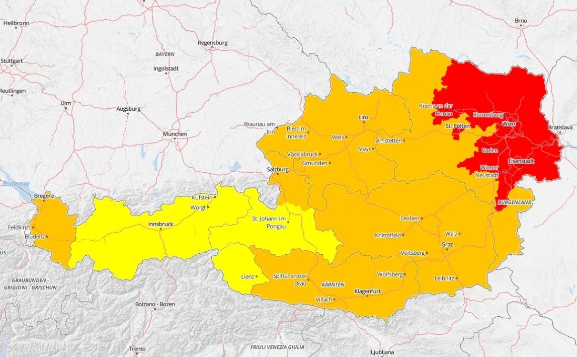 Hitzewarnkarte von Österreich mit roten, orangefarbenen und gelben Warnstufen.