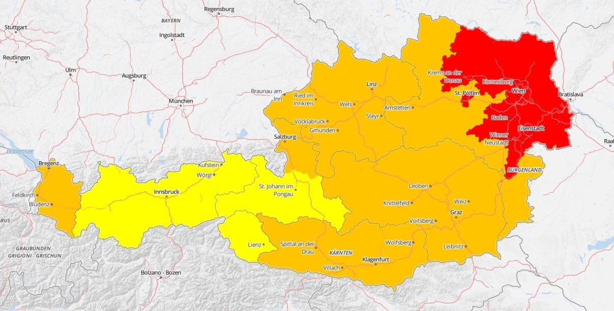 Hitzewarnkarte von Österreich mit Regionen in Gelb, Orange und Rot für verschiedene Warnstufen.