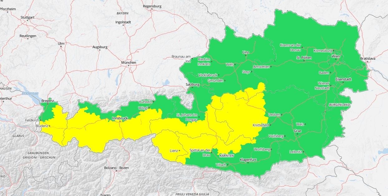 Wetterkarte von Österreich mit gelb markierten Gewitterwarngebieten im Alpenraum.