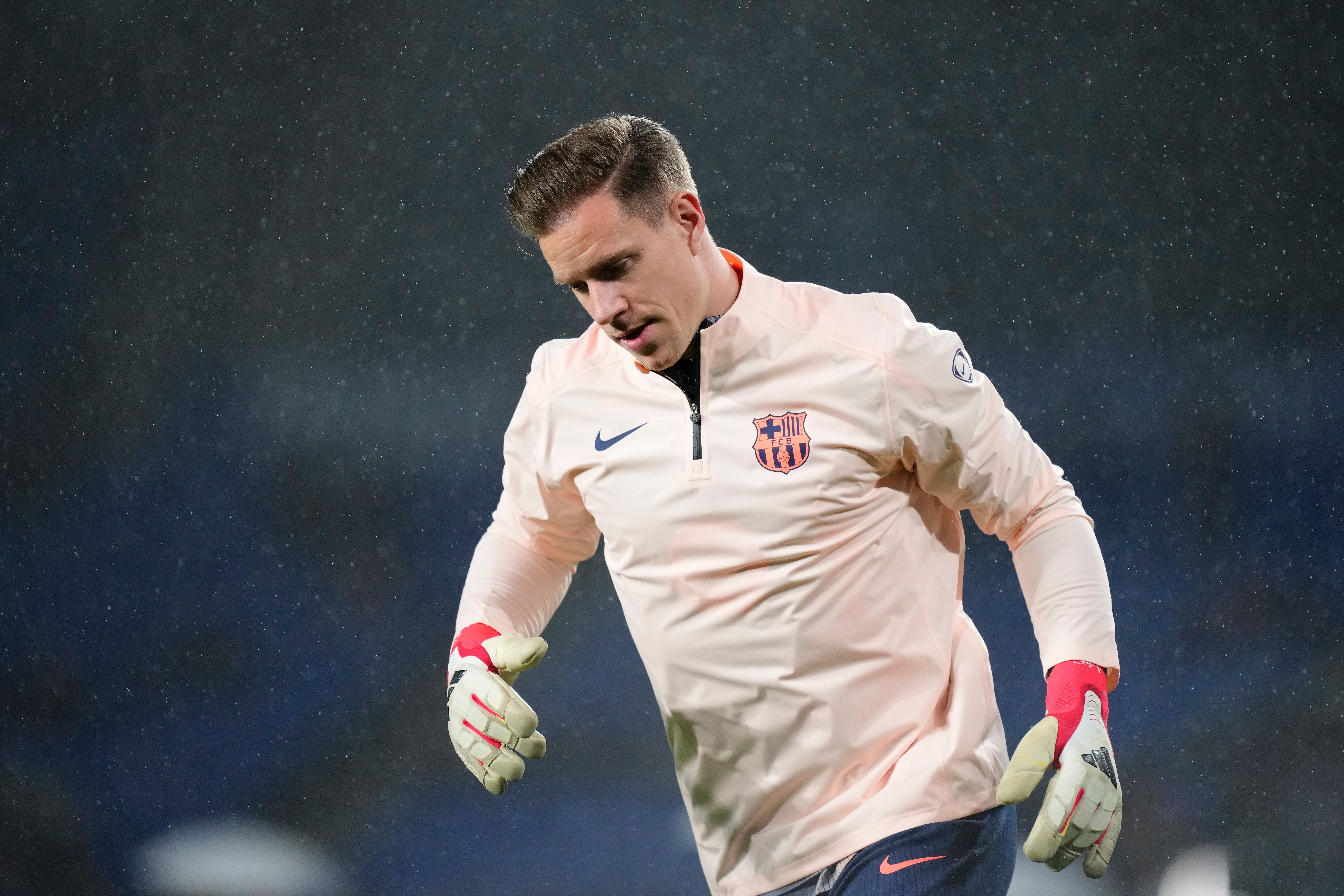 Ein Torwart im Trainingsanzug des FC Barcelona wärmt sich im Stadion auf.