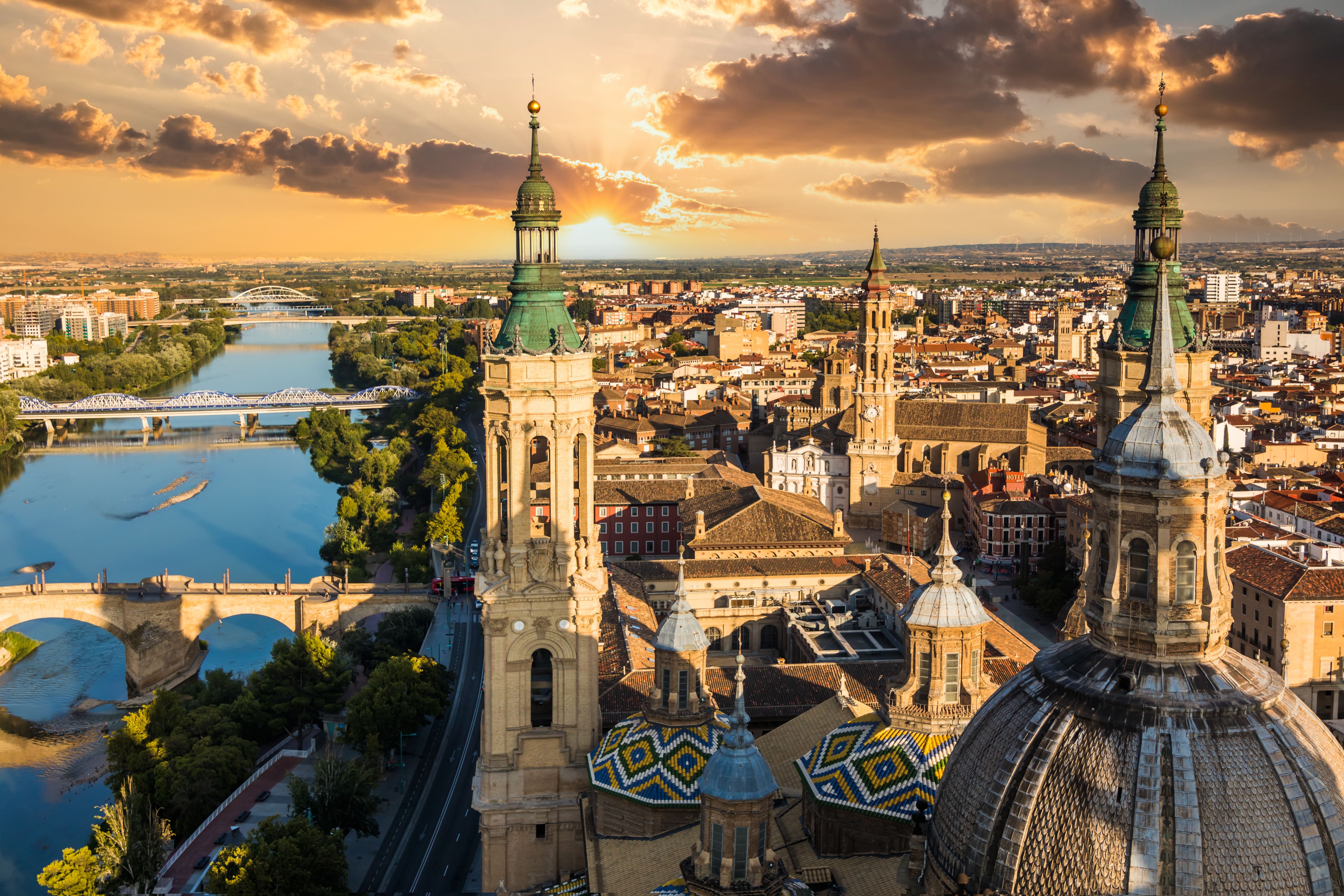 Panorama von Zaragoza mit der Basilika Nuestra Señora del Pilar und dem Fluss Ebro bei Sonnenuntergang.