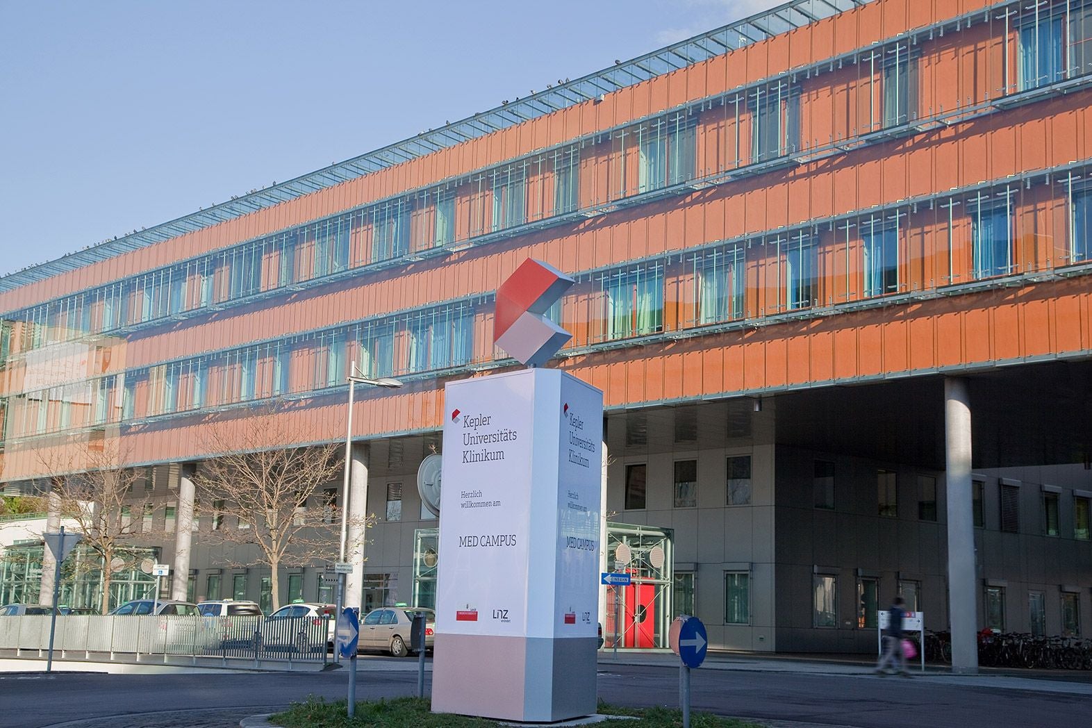 Das Kepler Universitätsklinikum mit moderner Fassade und großem Eingangsschild bei Tageslicht.
