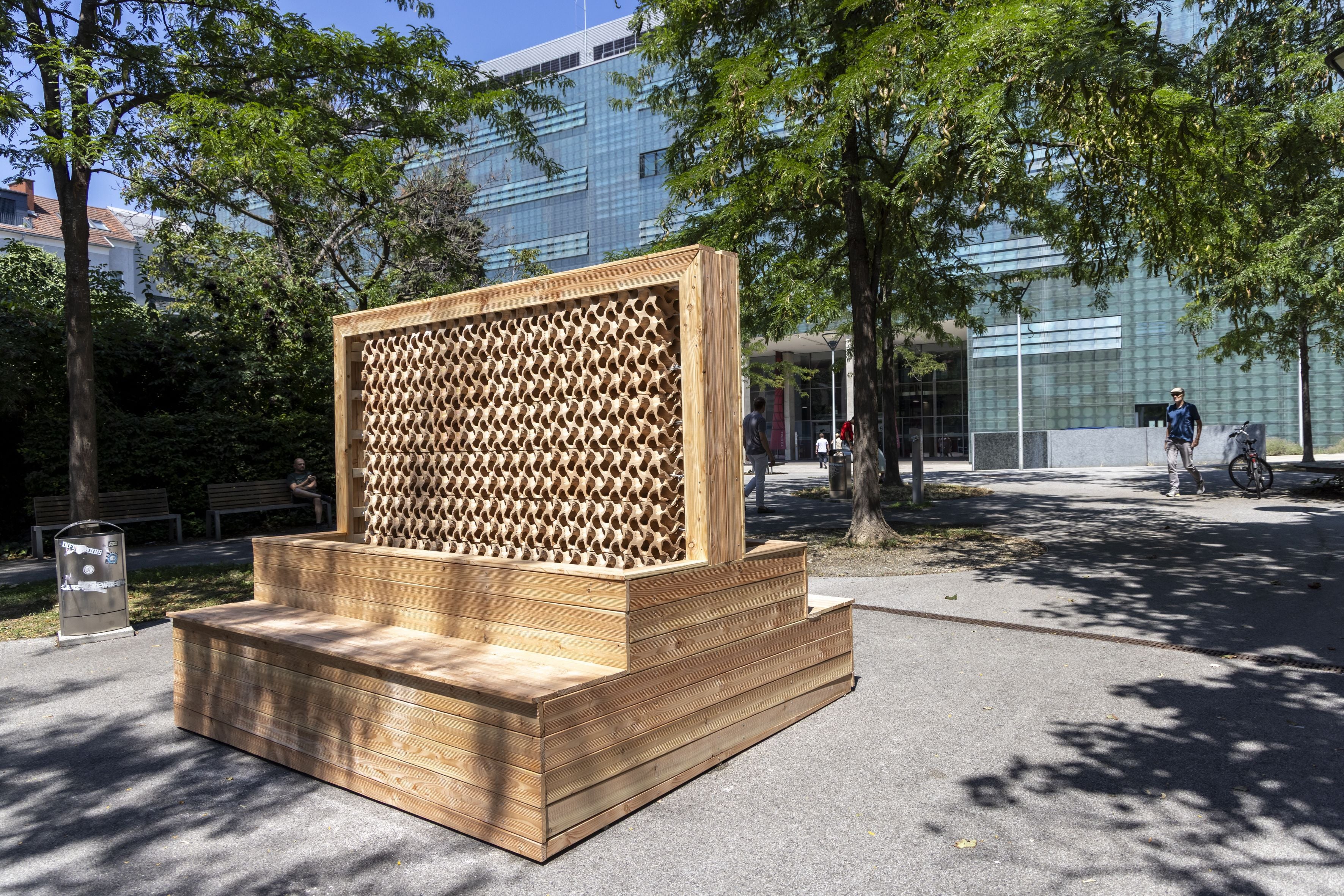 Prototyp einer Kühlwand aus 3D-gedruckten Keramikwürfeln am Campus der TU Graz im Freien.