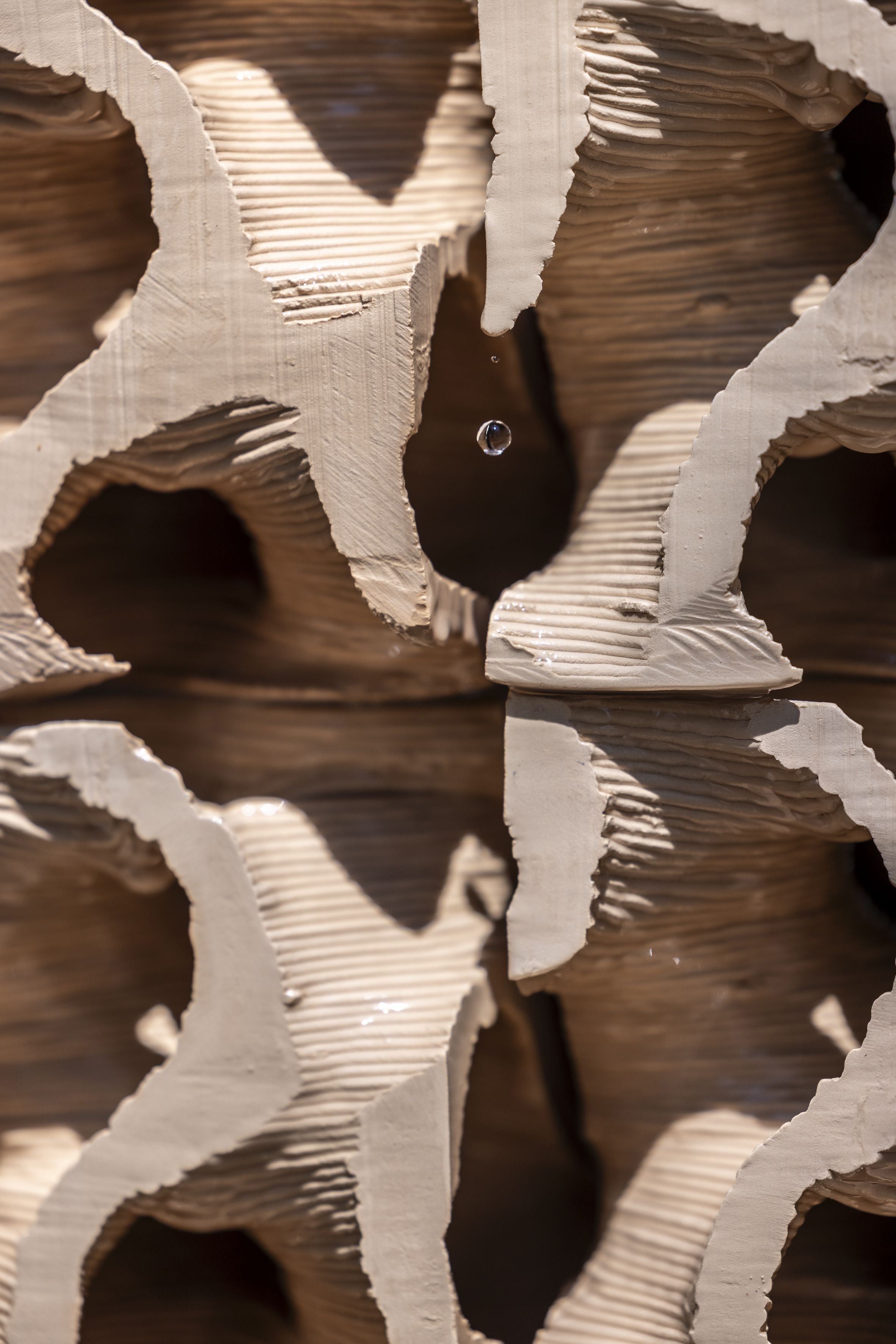 Ein Detail des Prototyps der Kühlwand aus Keramikwürfeln am Campus der TU Graz. Die Kühlwand aus 3-D-gedruckten Ton-Würfeln kann Wasser aufnehmen und dann über ihre große Oberfläche kontinuierlich wieder abgeben.