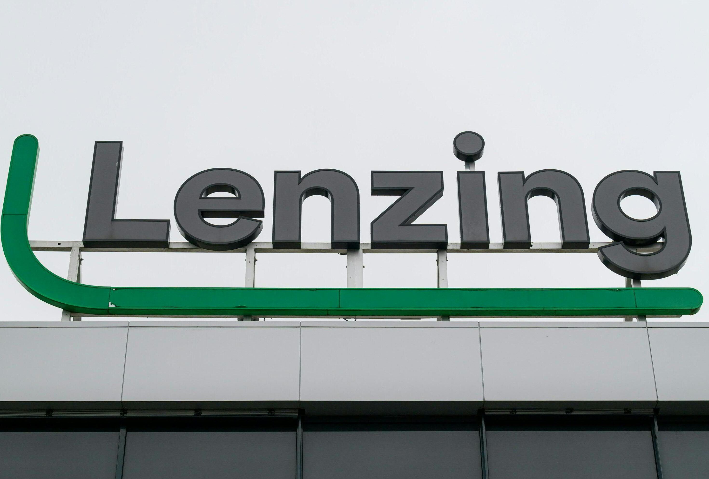Das Logo des Faserherstellers Lenzing auf einem Gebäude vor grauem Himmel.