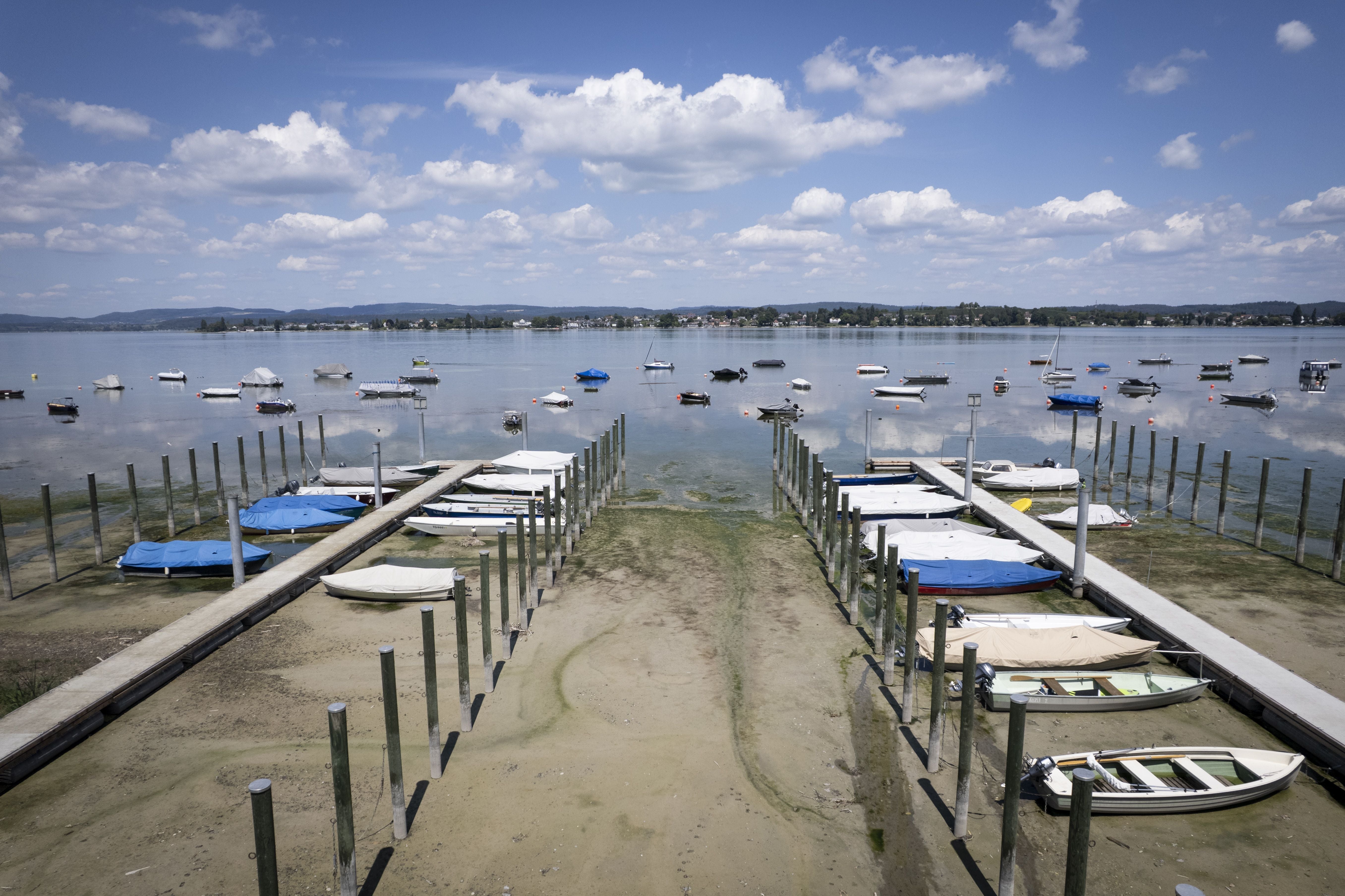 Boote liegen auf trockenem Boden, niedriger Wasserstand am Untersee in Mannenbach-Salenstein.