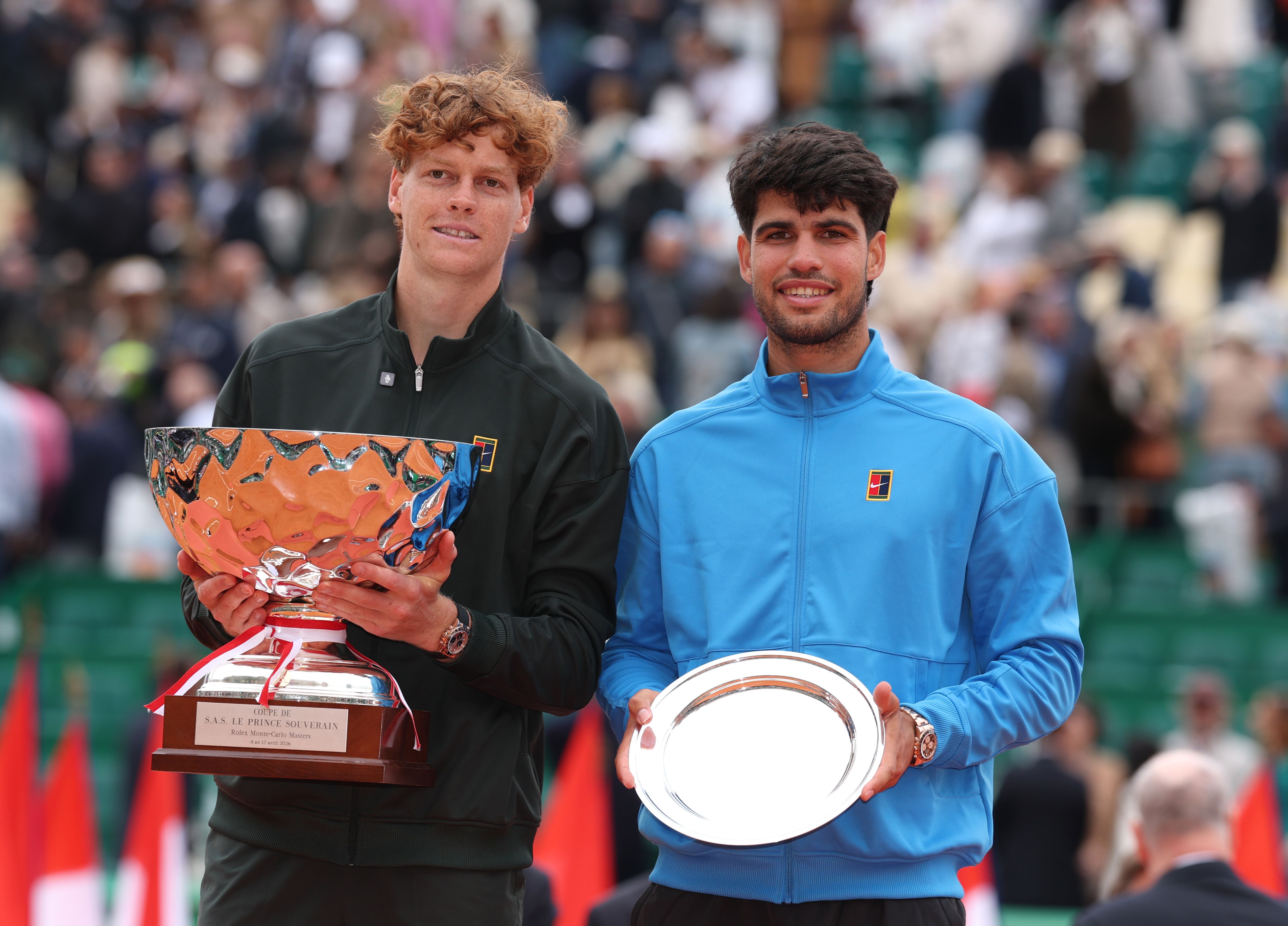 Jannik Sinner und Carlos Alcaraz posieren mit ihren Trophäen beim Monte-Carlo Masters 2026.
