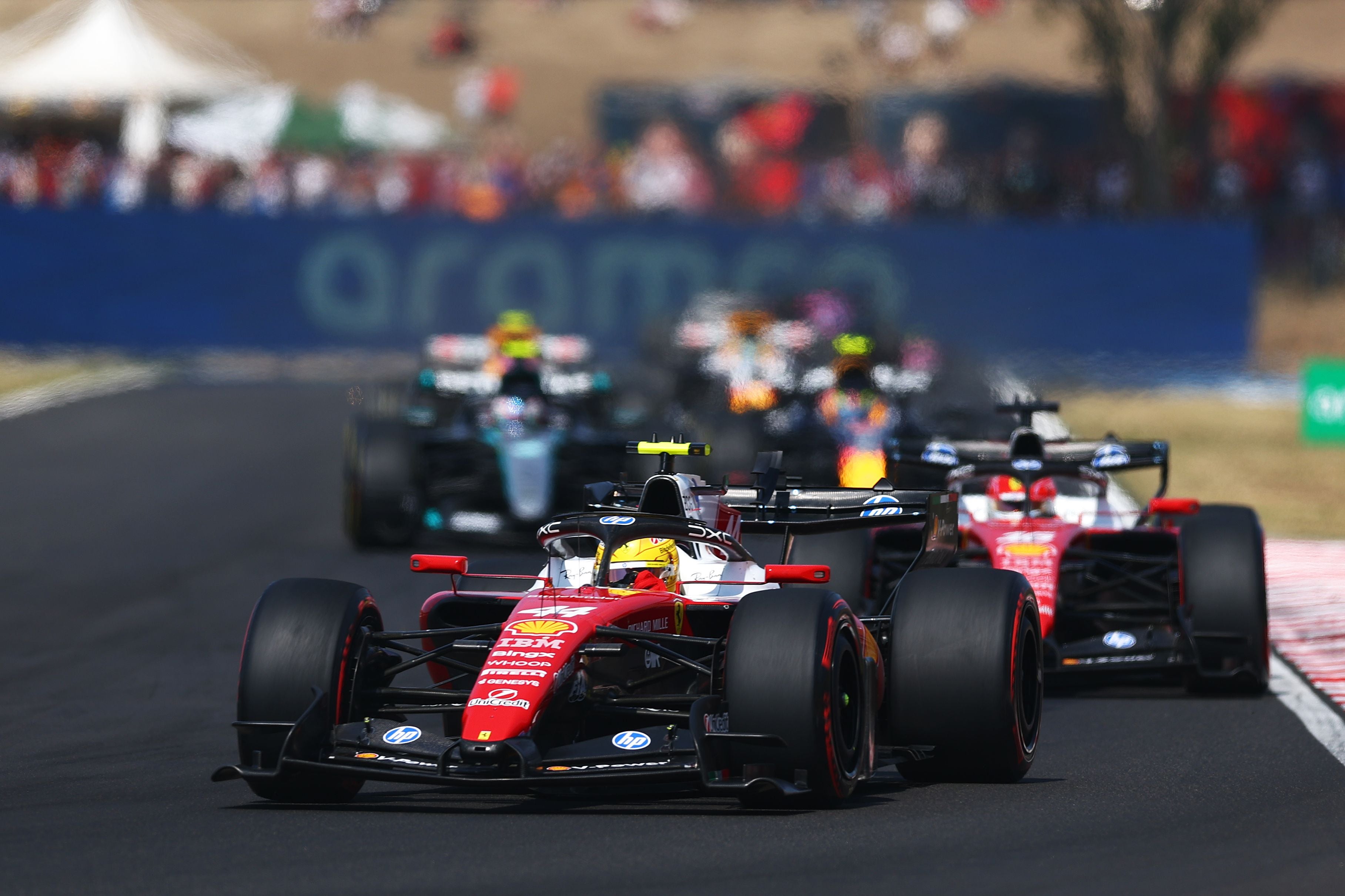 Formel-1-Autos fahren dicht hintereinander auf der Rennstrecke beim Großen Preis von Ungarn.