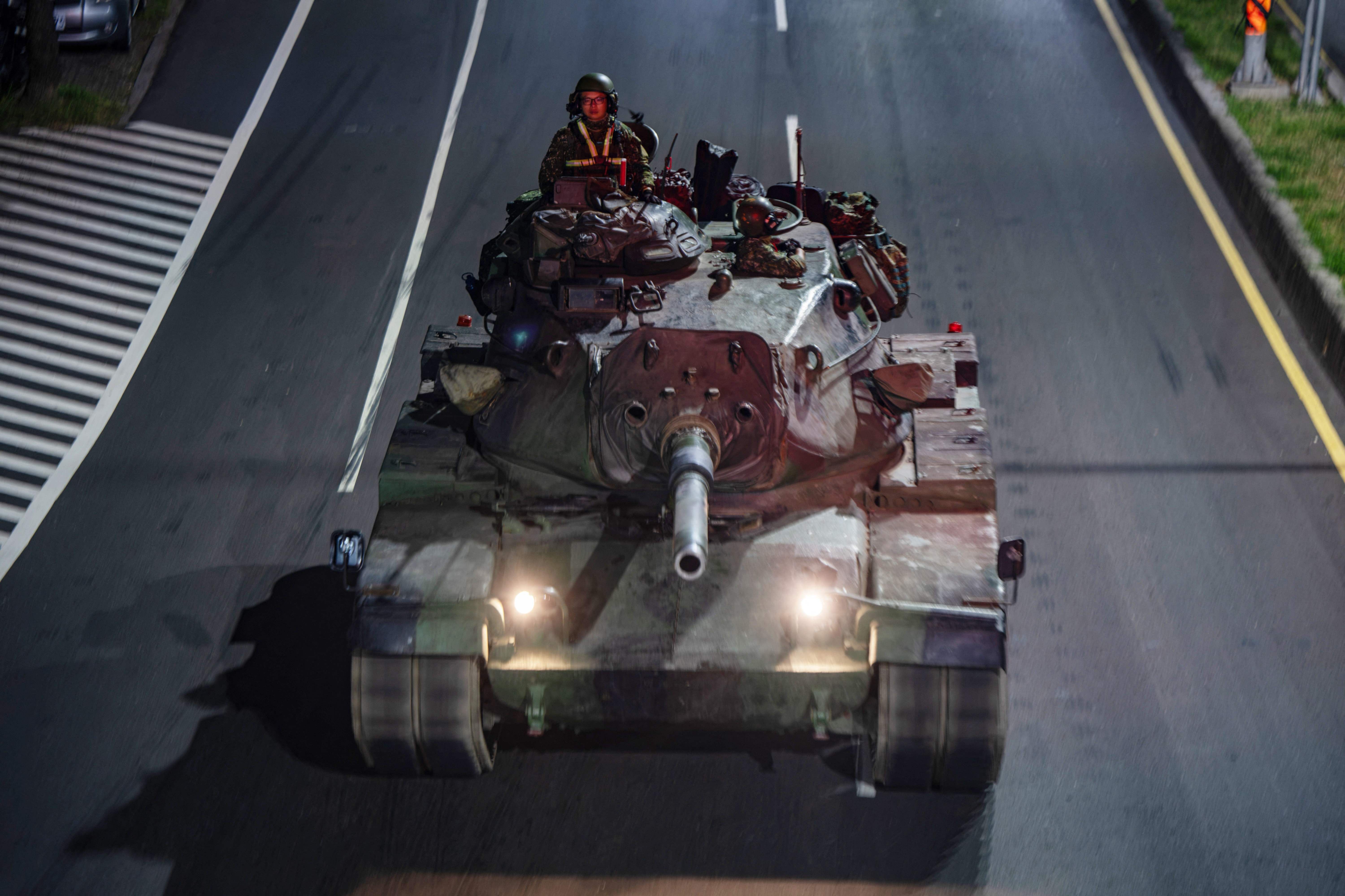 Ein M60A3-Panzer fährt während einer Militärübung auf einer Straße in Taichung, Taiwan.