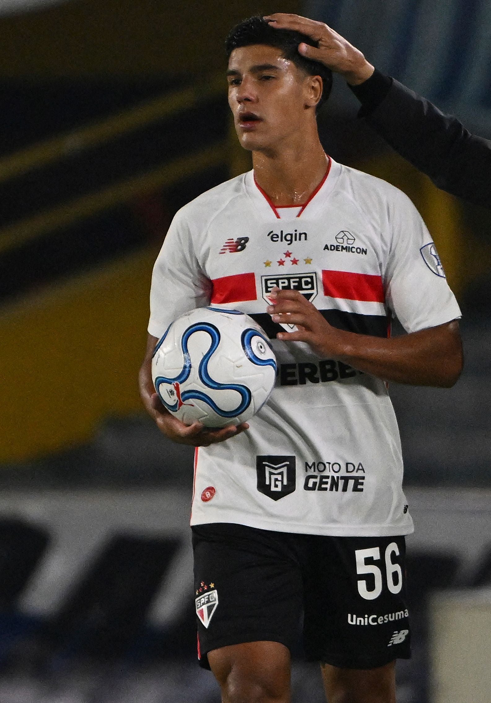 Ein Fußballspieler von Sao Paulo hält den Ball und trägt das Trikot mit der Nummer 56.