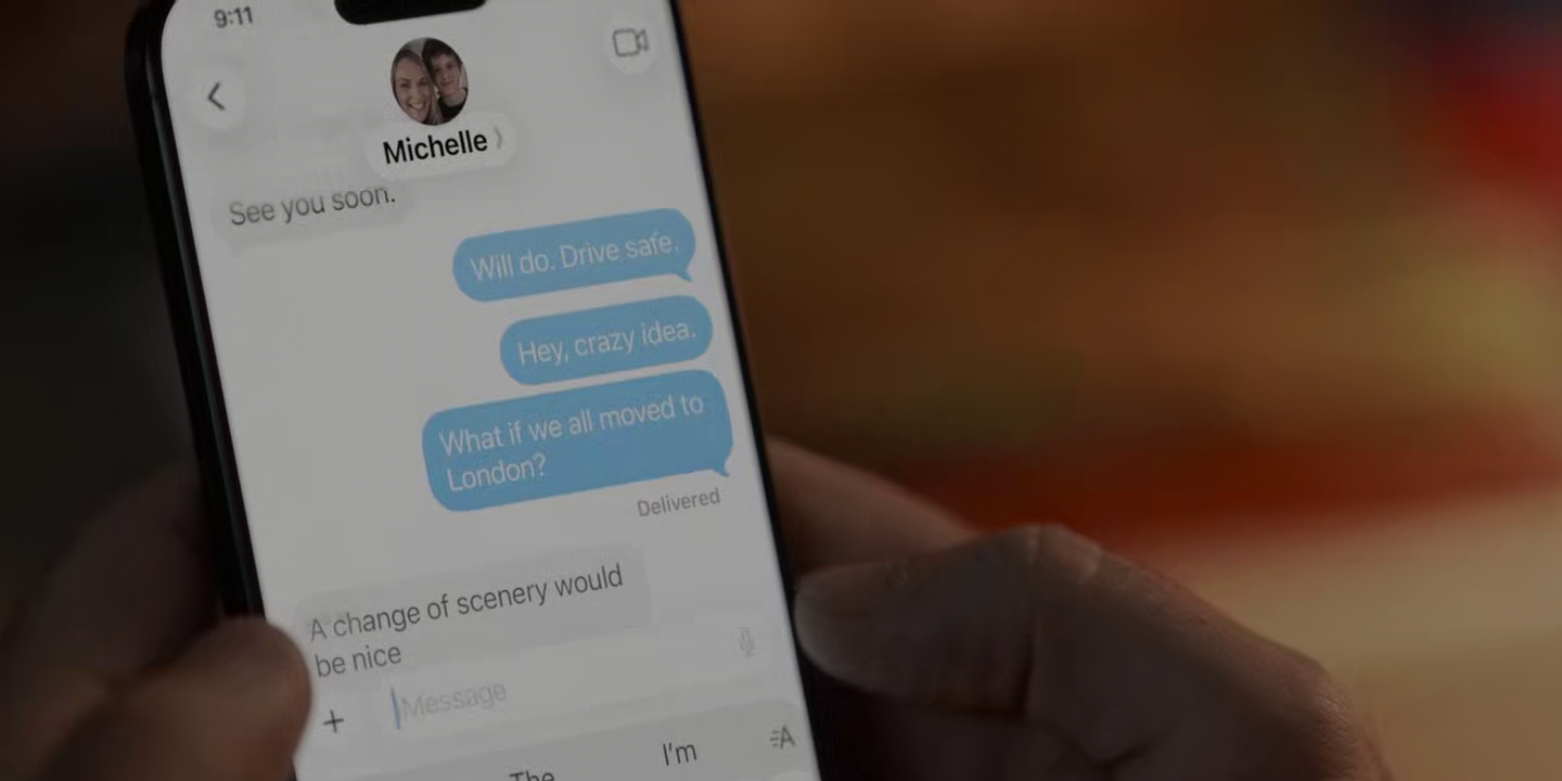 Jemand hält ein Smartphone mit einem Chatverlauf in der Nachrichten-App.