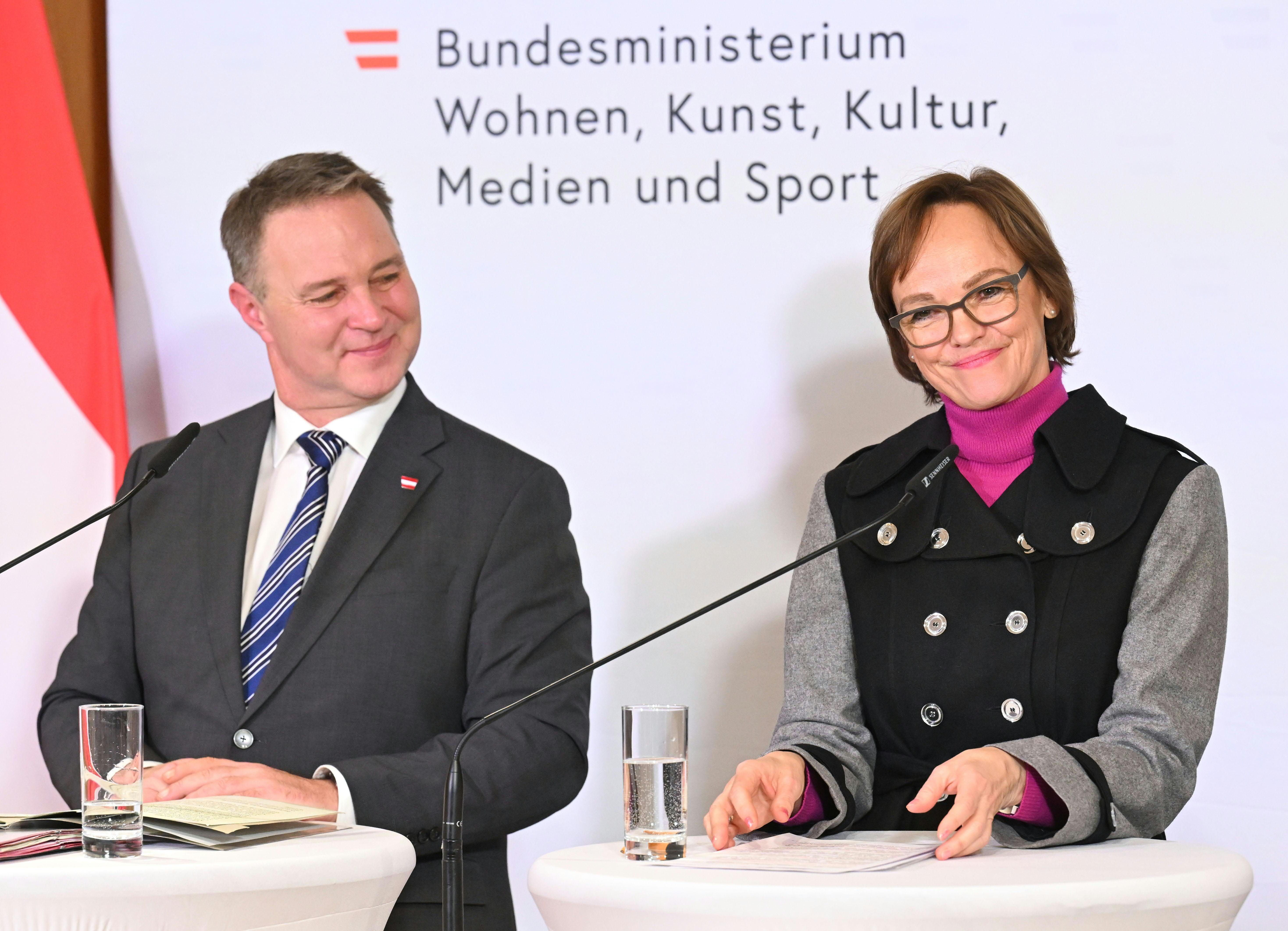Zwei Personen stehen an Rednerpulten bei einer Pressekonferenz des österreichischen Kulturministeriums.
