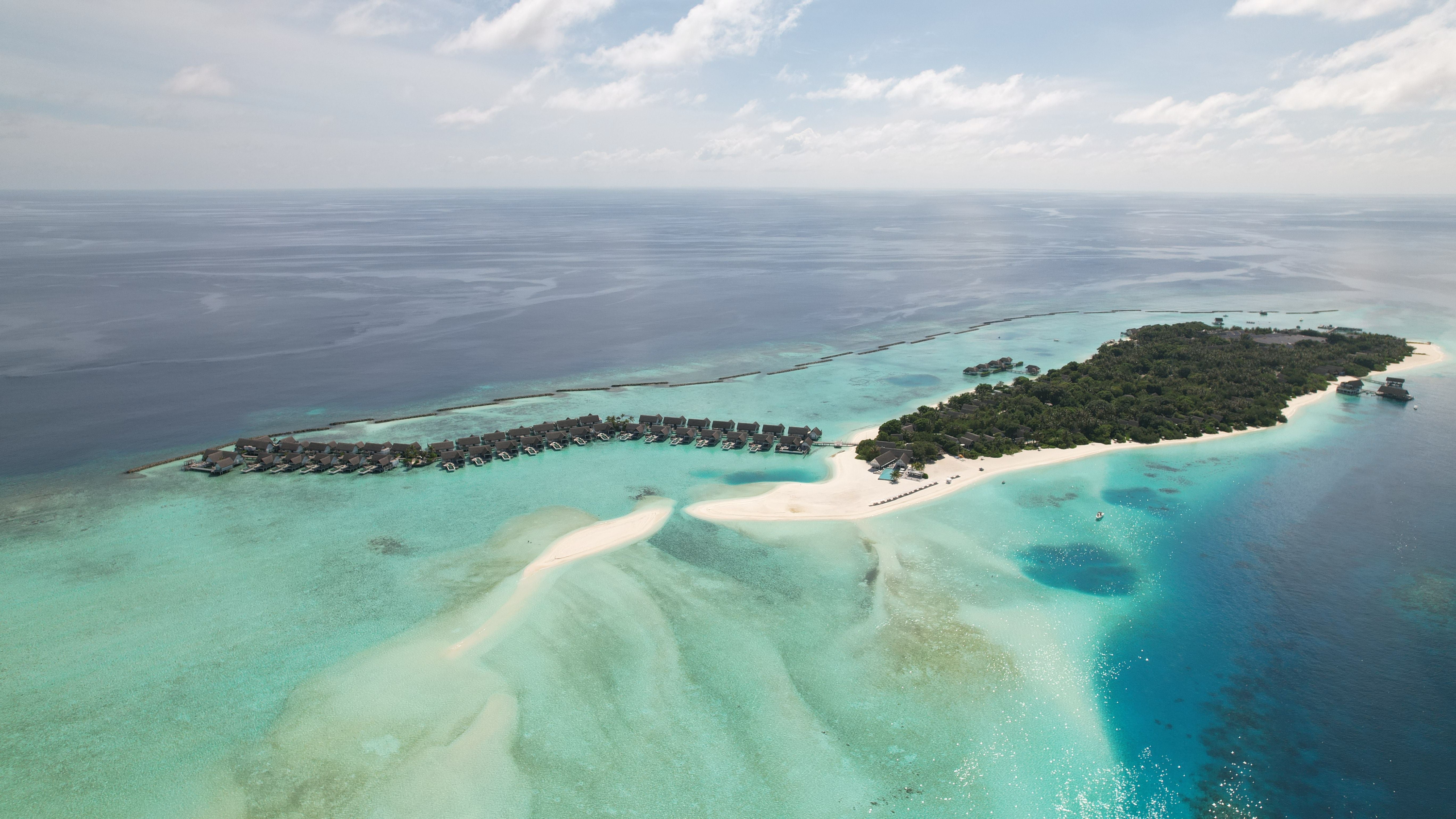Luftaufnahme der Insel Landa Giravaruu im Baa Atoll, umgeben von türkisfarbenem Meer.